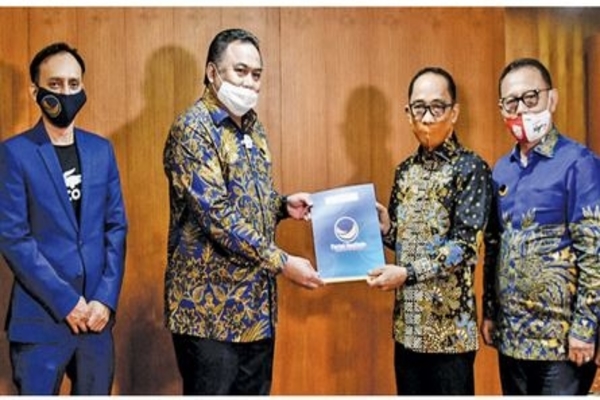 Ketua Teritorial Pemenangan Sulawesi DPP NasDem Rachmat Gobel (kedua dari kiri) didampingi Ketua Bidang Hubungan Legislatif DPP NasDem Atang