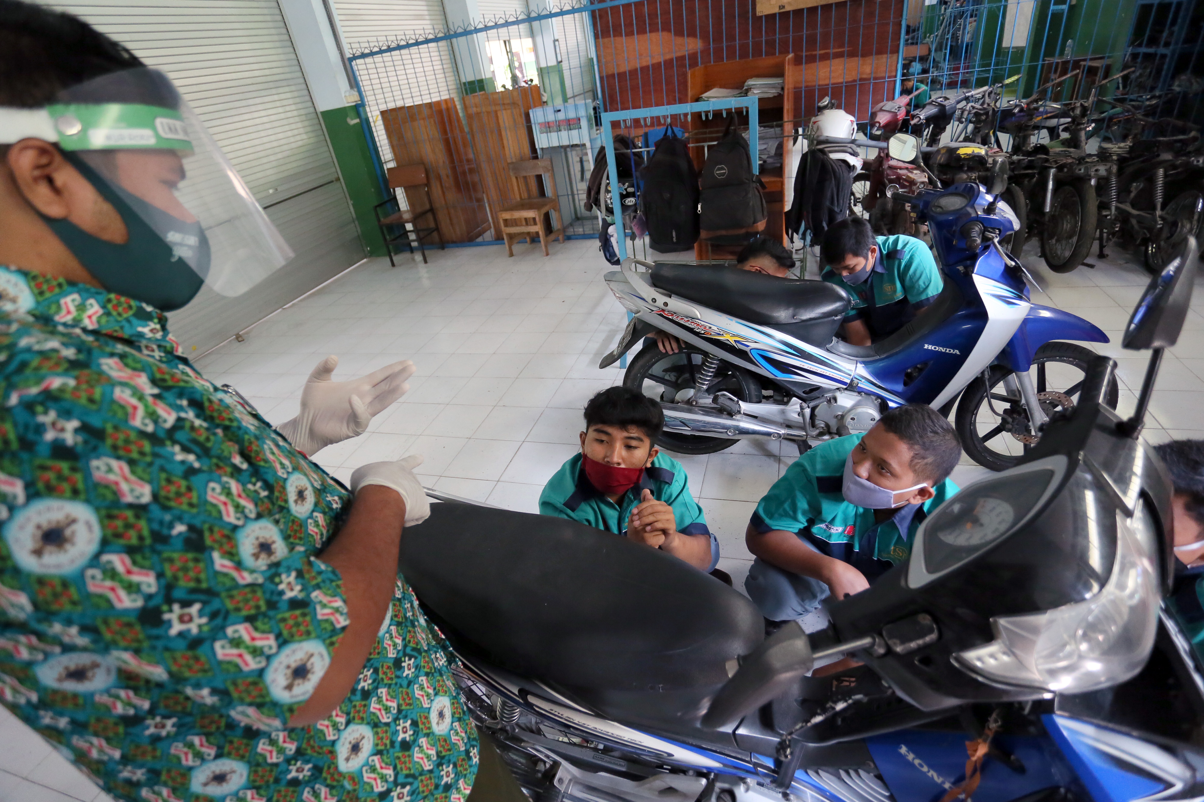 Siswa SMK mengikuti kegiatan belajar mengajar saat uji coba pembelajaran tatap muka di SMK Islam 1 Blitar, Jawa Timur, Selasa (18/8/2020).