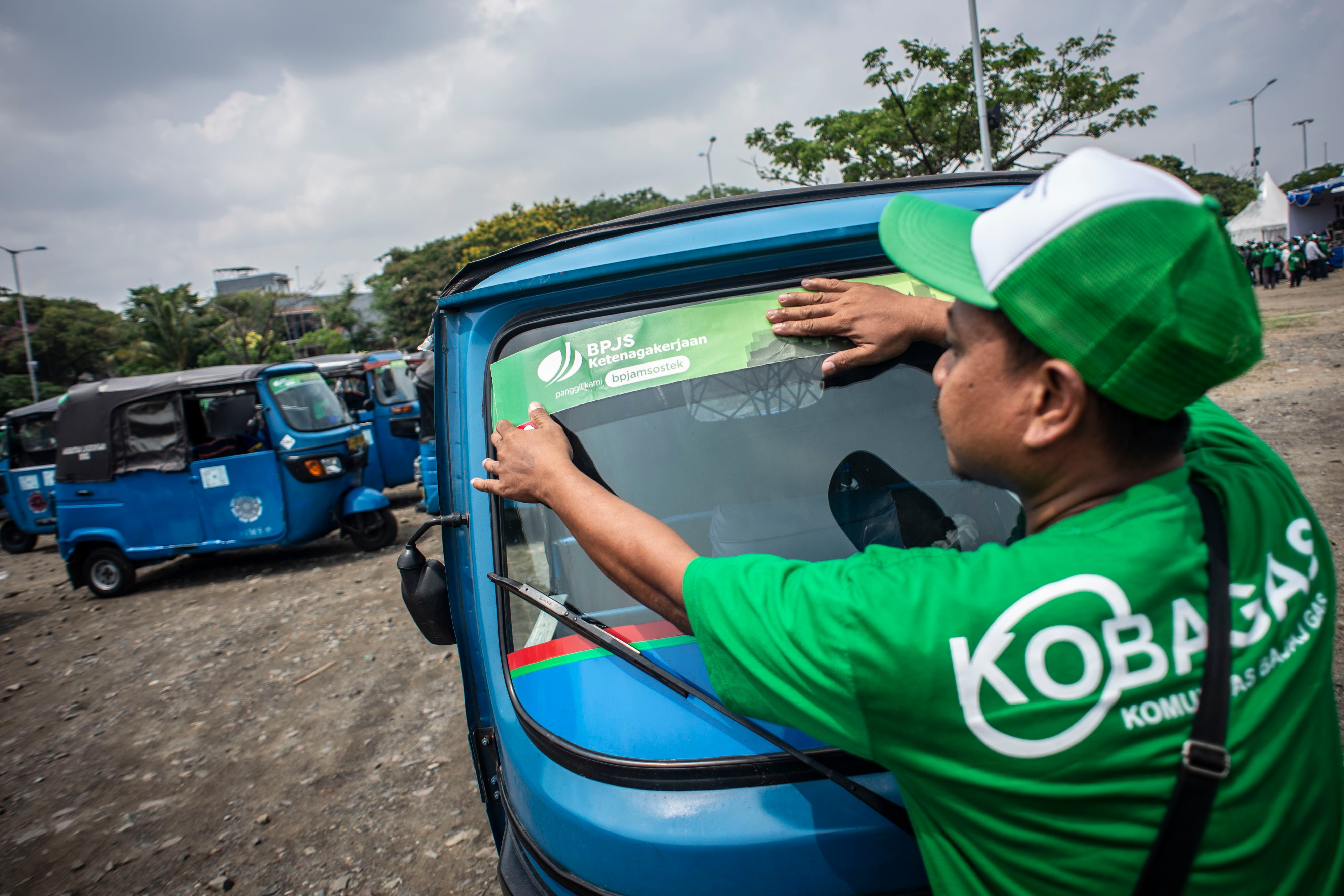 Pemasangan stiker BPJS ketenagakerjaan di bajaj