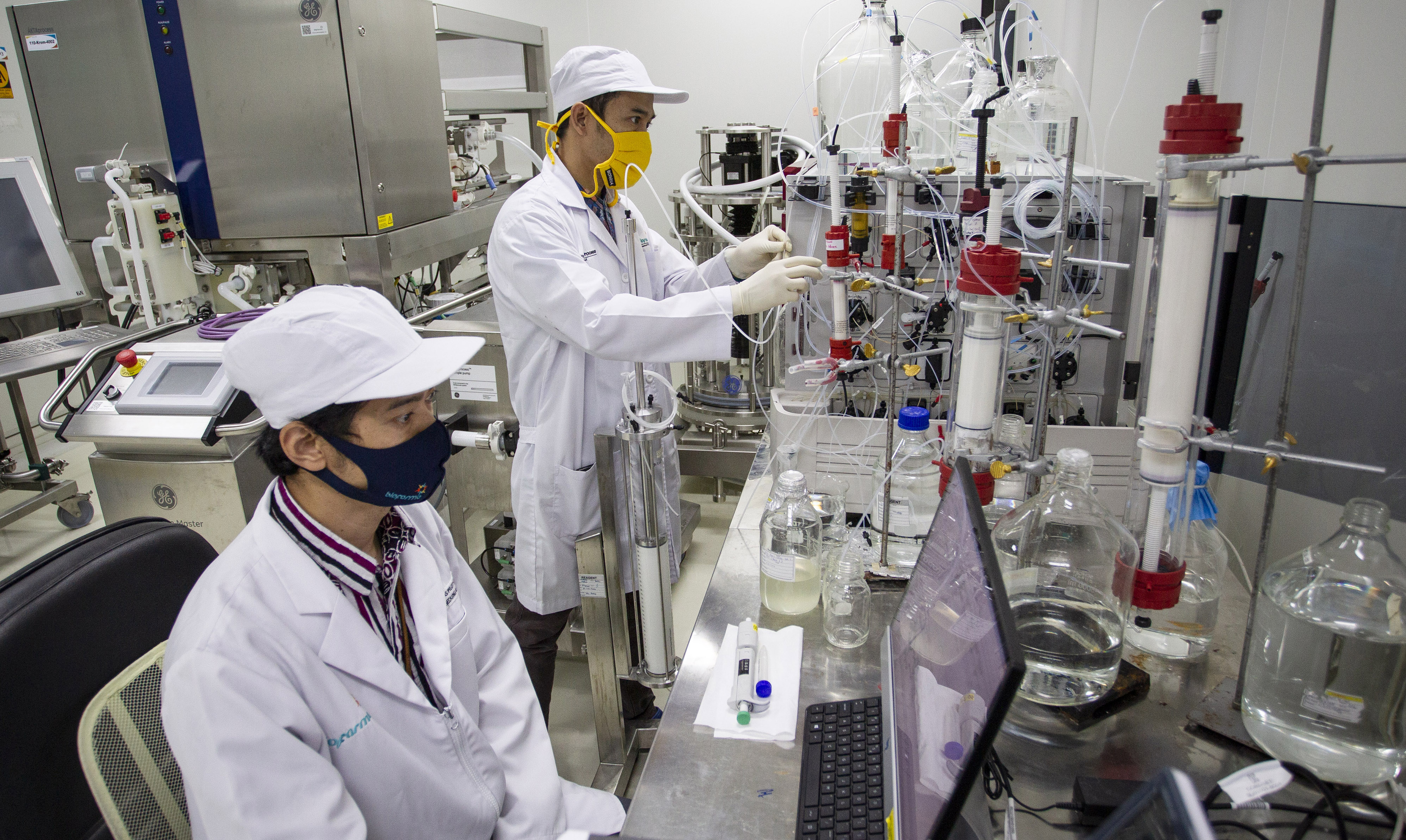 Peneliti beraktivitas di ruang riset vaksin Merah Putih di kantor Bio Farma, Bandung, Jawa Barat, Rabu (12/8).