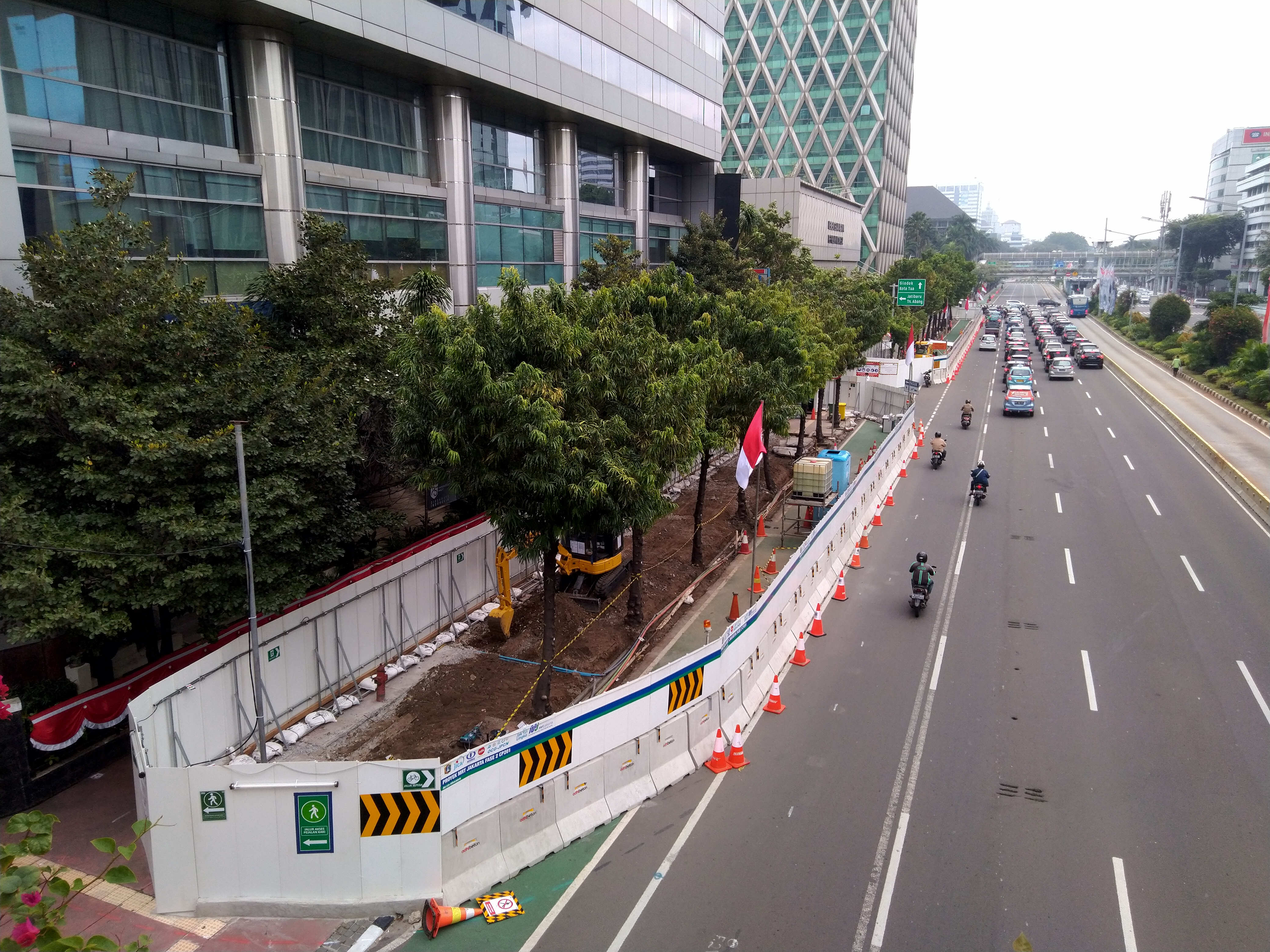 royek pengerjaan Moda Raya Terpadu (MRT) fase 2, di jalan MH Thamrin Jakarta