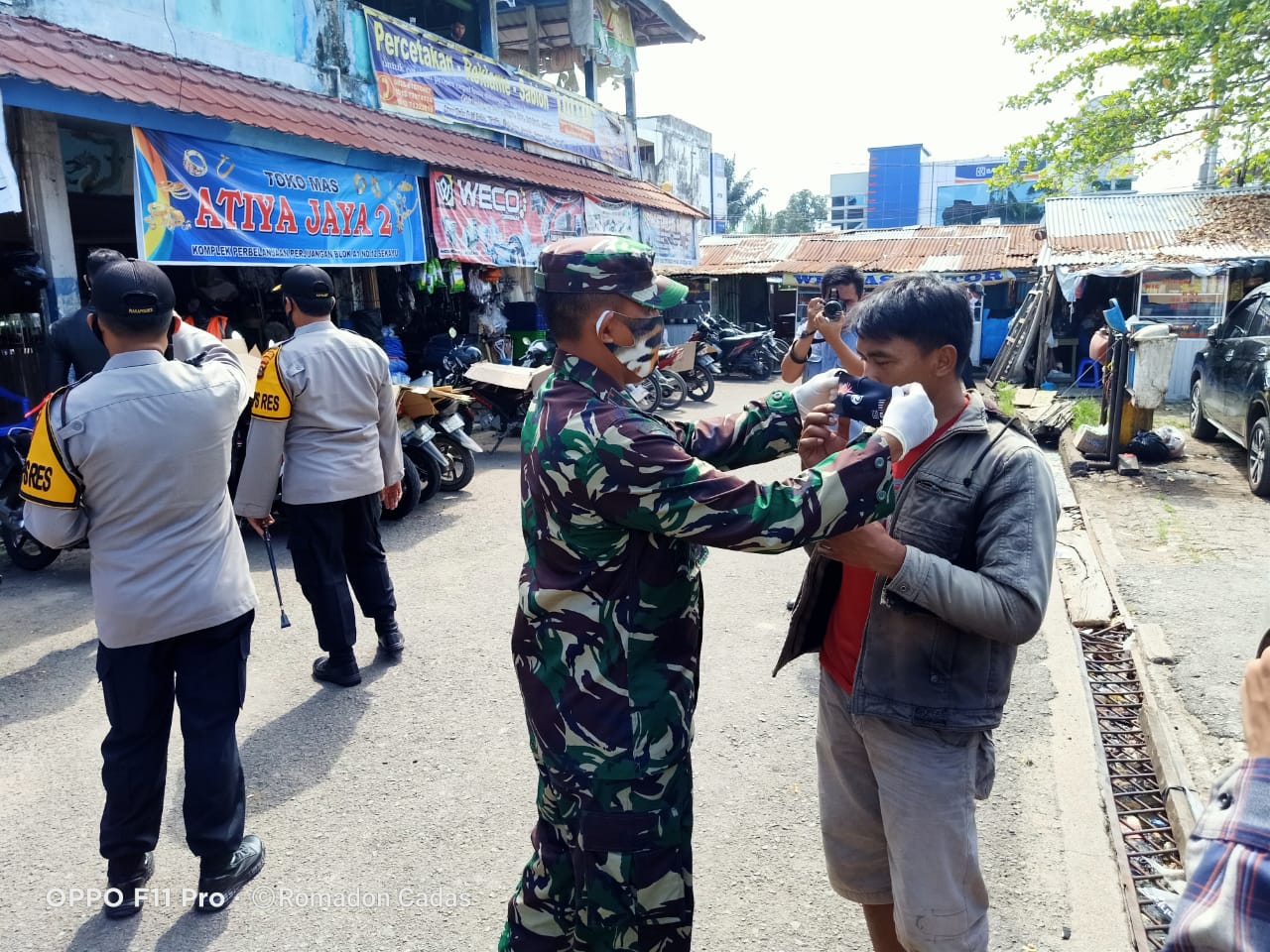 Kodim 0401 Musi Banyuasin dan Polres Muba mengedukasi warga untuk memakai masker agar bisa memutus rantai penularan covid-19.
