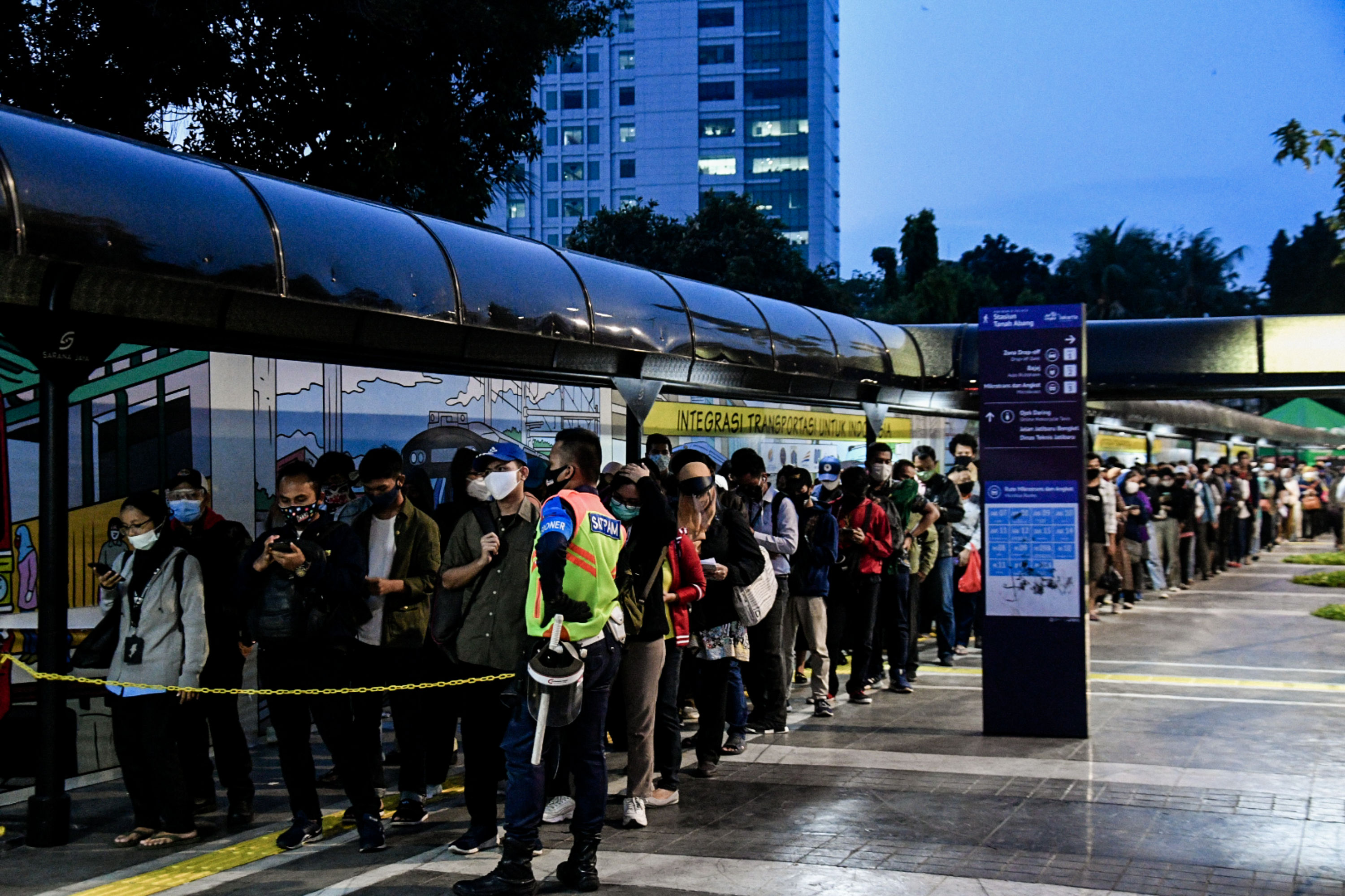 Antrian penumpang KRL di Stasiun Tanah Abang Jakarta Pusat sejak diberlakukan akses satu pintu mulai Senin (10/8/2020).