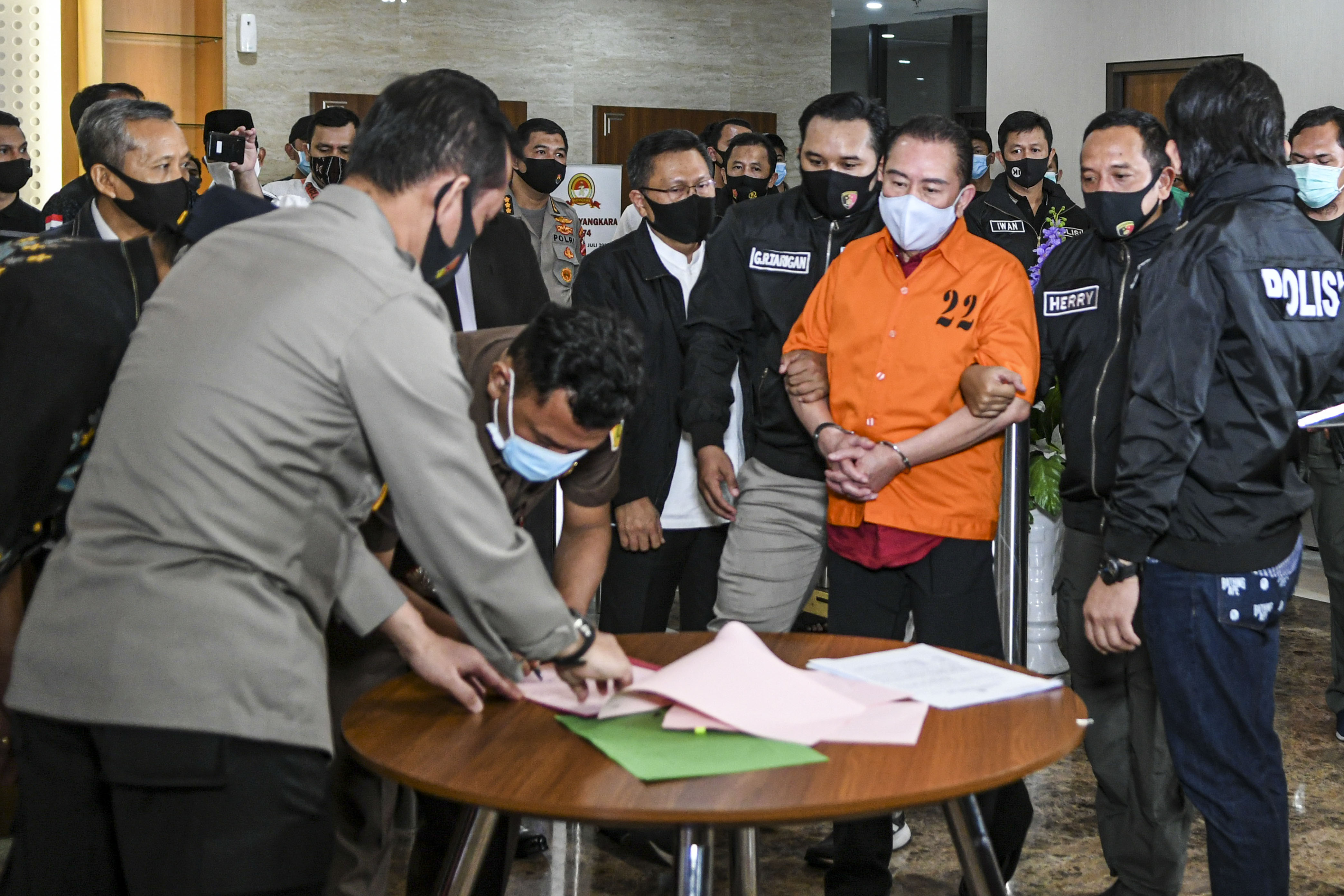 Serahterima Joko Tjandra dari Polri ke Kejaksaan Agung.