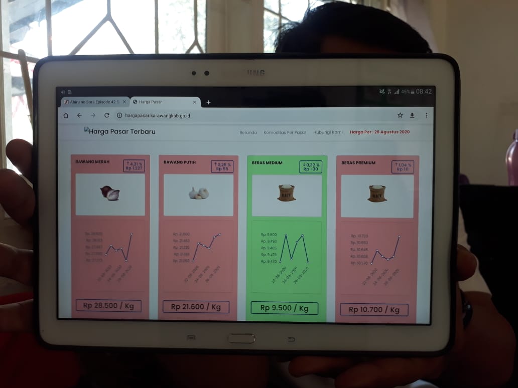 Staf Dinas Pangan Kabupaten Karawang menunjukan laman update harga pasar komoditas kebutuhan pokok pangan di pasar tradisional Karawang