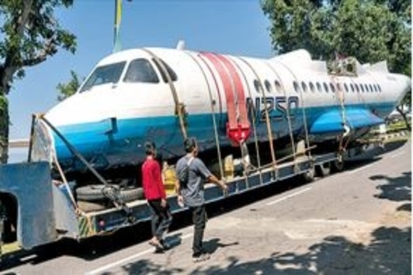 Pekerja berjalan di dekat badan pesawat N-250 Gatotkaca di Museum Pusat Dirgantara Mandala (Muspusdirla), Sleman, DI Yogyakarta, kemarin.