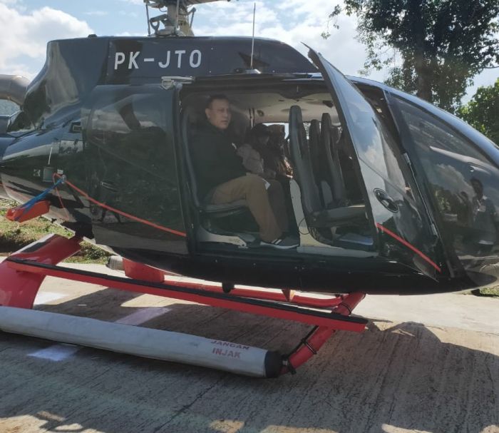 Ketua KPK Firli Bahuri menaiki Helikopter  