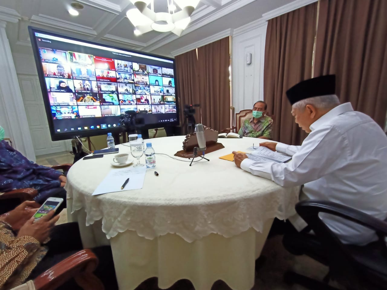 Wakil Presiden Ma'ruf Amin (kanan) saat membuka Rapat Koordinasi Penyederhanaan Birokrasi