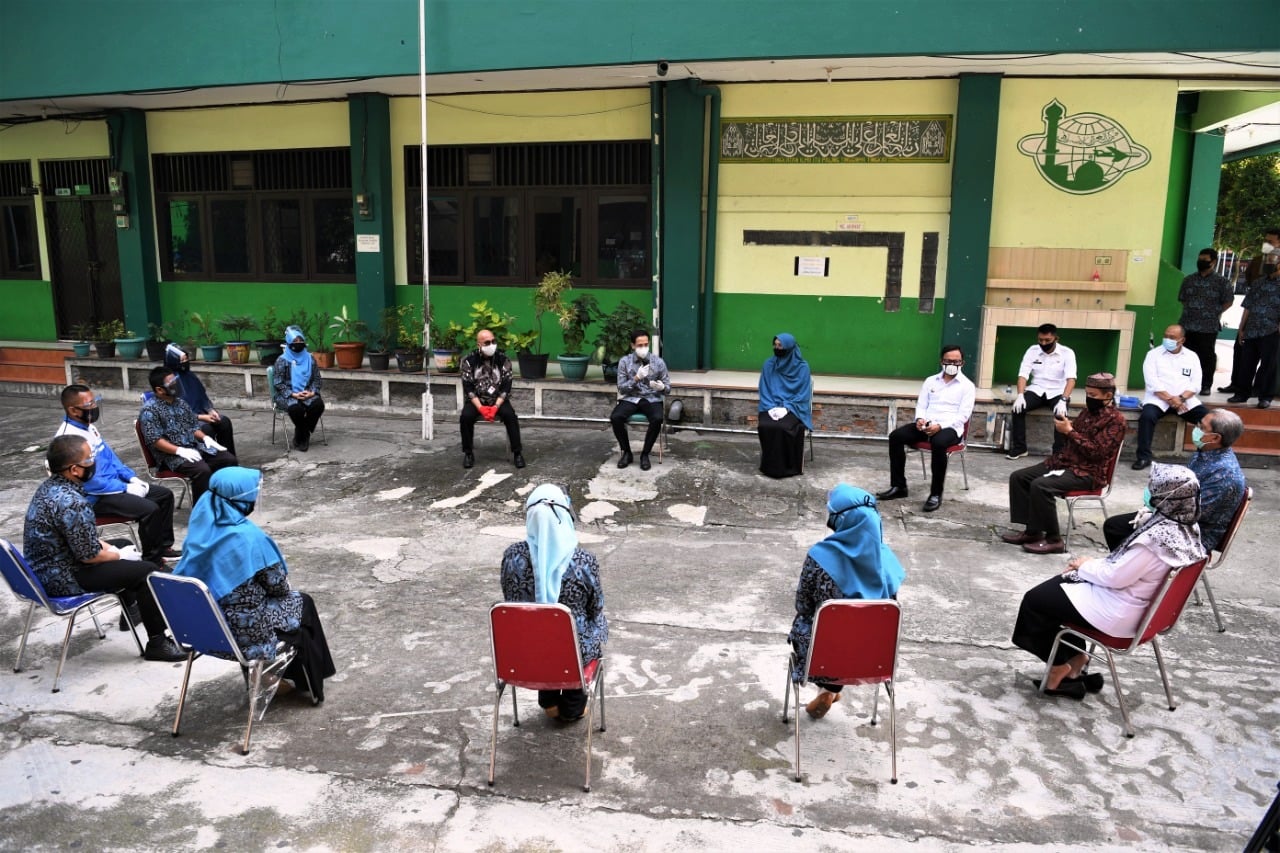 Mendikbud Nadiem Makarim (tengah) beraudiensi dengan guru-guru di Bogor, Kamis (30/7).