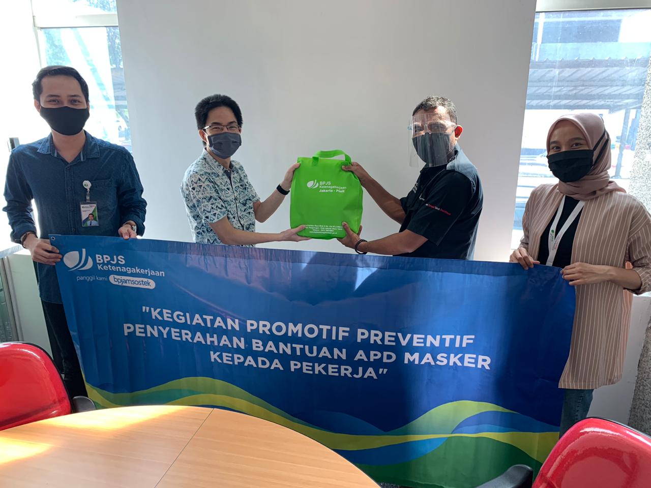 Kegiatan pembagian masker, sembako, dan multivitamin kepada 10 perusahaan dan Puskemas di Jakarta.    