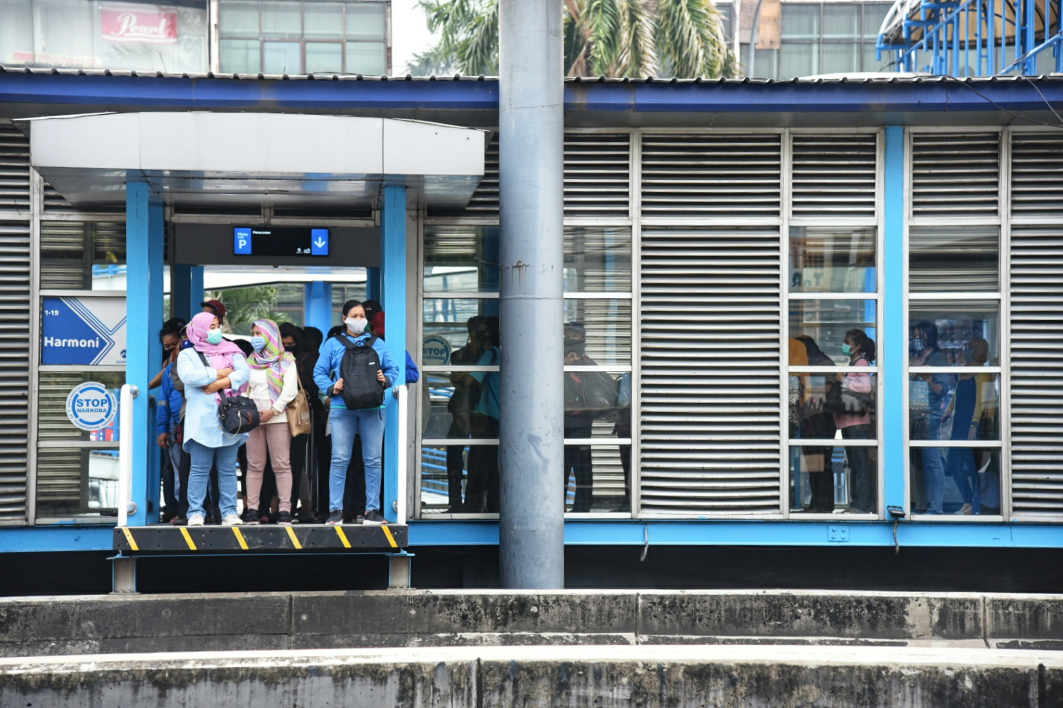 Penumpang menunggu di halte TransJakarta