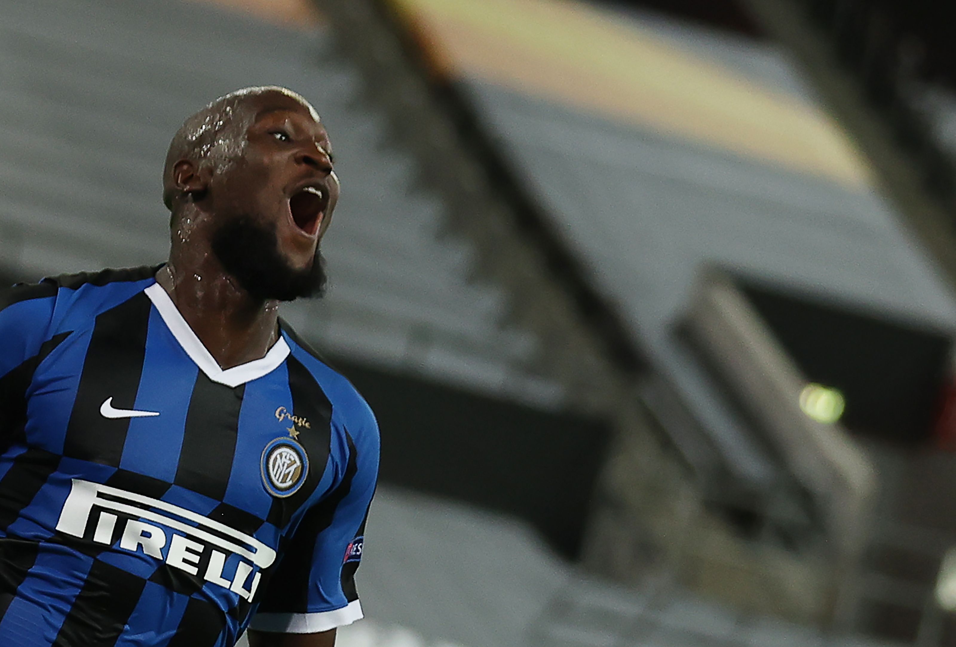 Penyerang Inter Milan Romelu Lukaku melakukan selebrasi usai mencetak gol ke gawang Shakhtar Donetsk di laga semifinal Liga Europa.