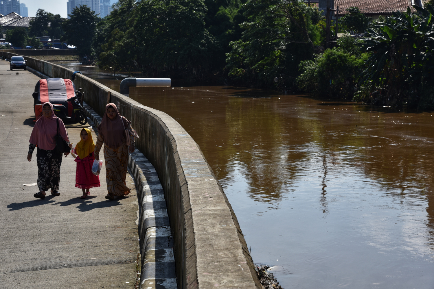 Suasana lingkungan pemukiman warga di bantaran Kali Ciliwung, wilayah Kebon Pala, Jatinegara