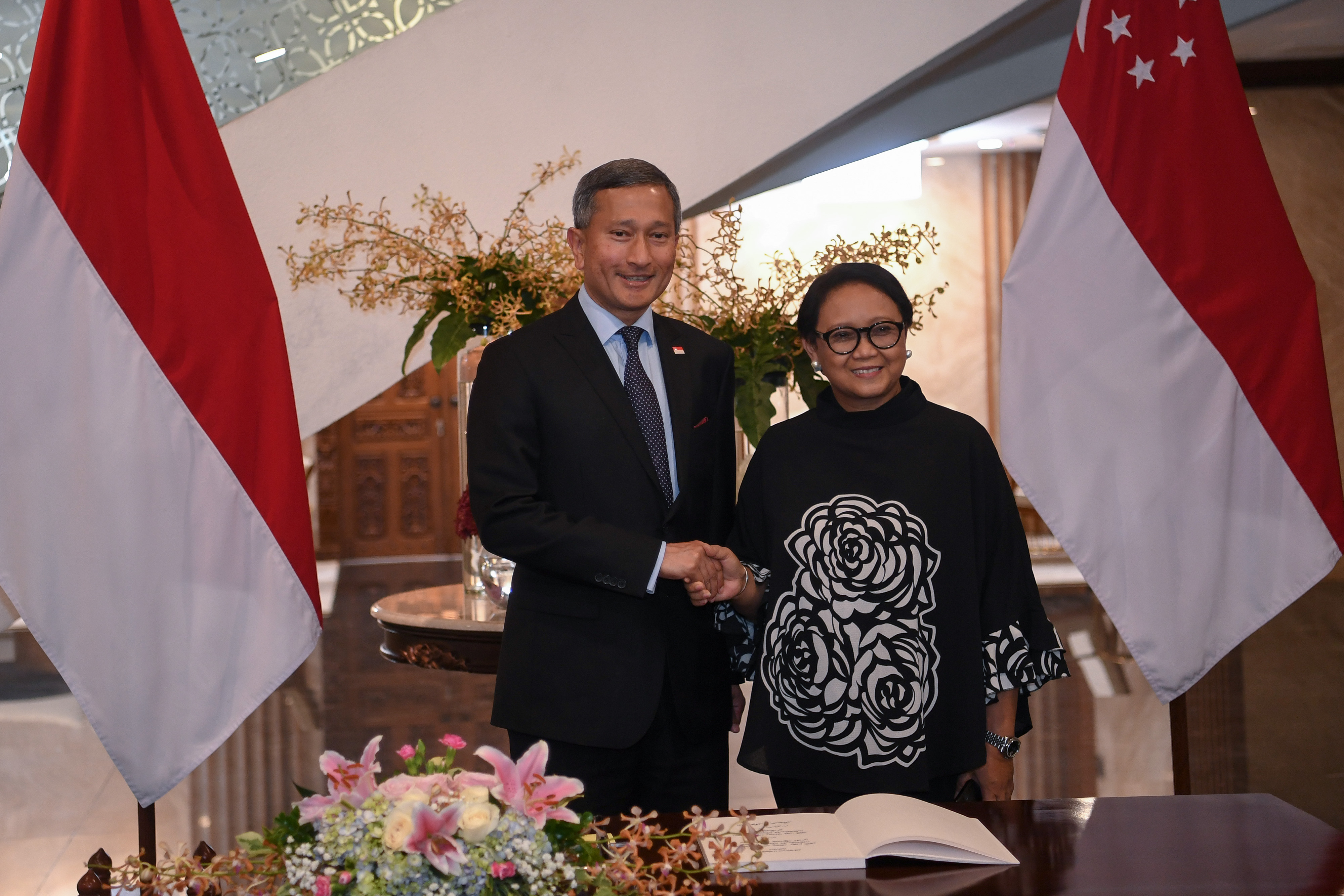 Menteri Luar Negeri Retno LP Marsudi berjabat tangan dengan Menteri Luar Negeri Singapura Vivian Balakrishnan  tahun 2019.
