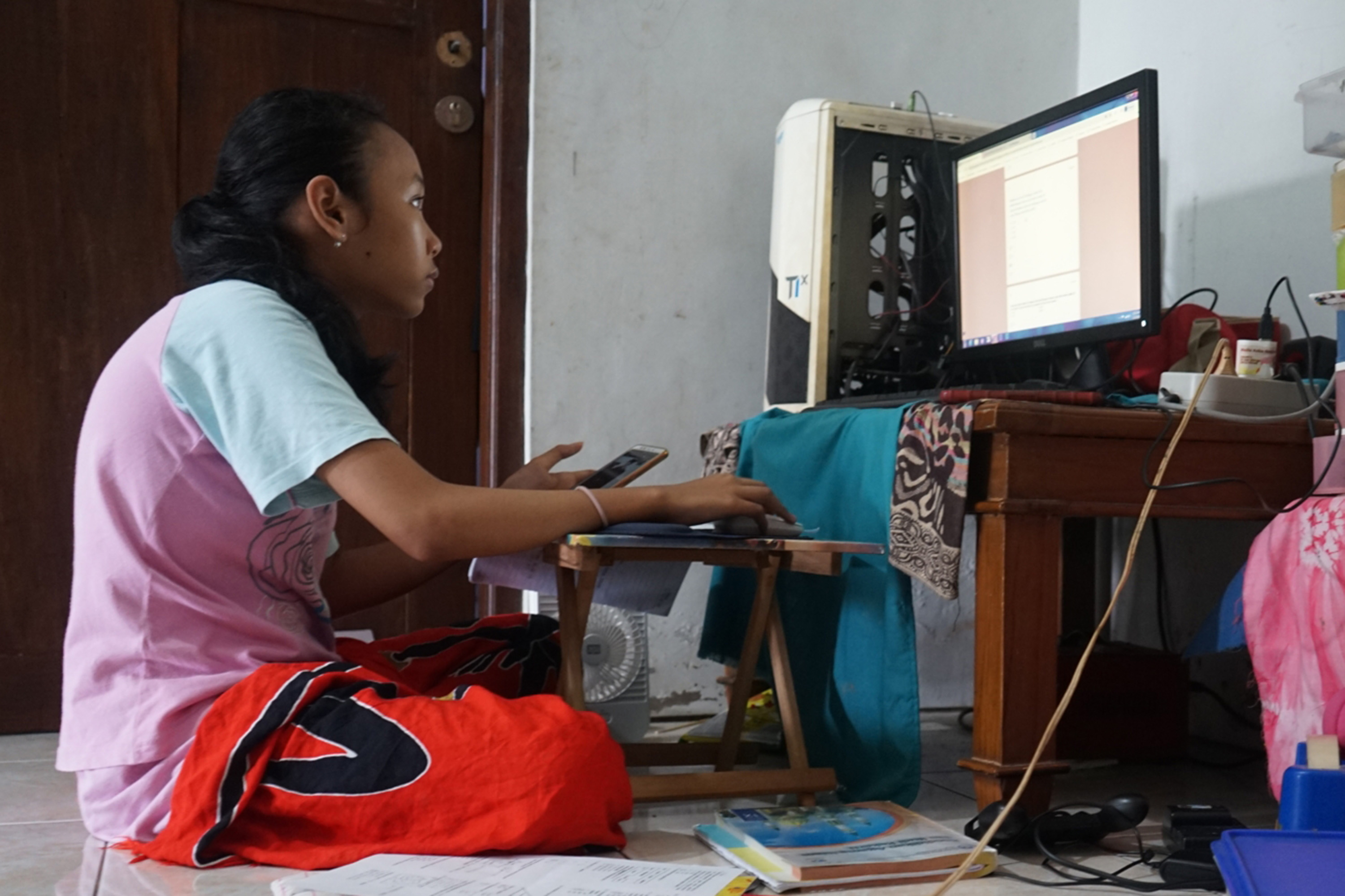 Pelajar belajar dari rumah di Ambarketawang, Gamping, Sleman, Daerah Istimewa Yogyakarta.