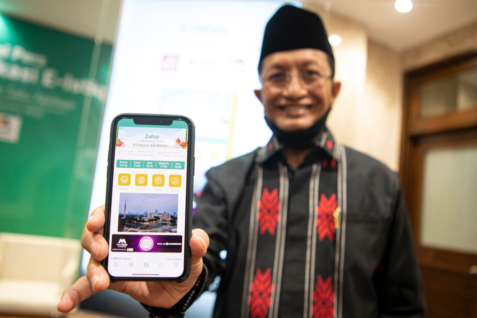  Imam Besar Masjid Istiqlal Nasaruddin Umar menunjukkan aplikasi E-Istiqlal.
