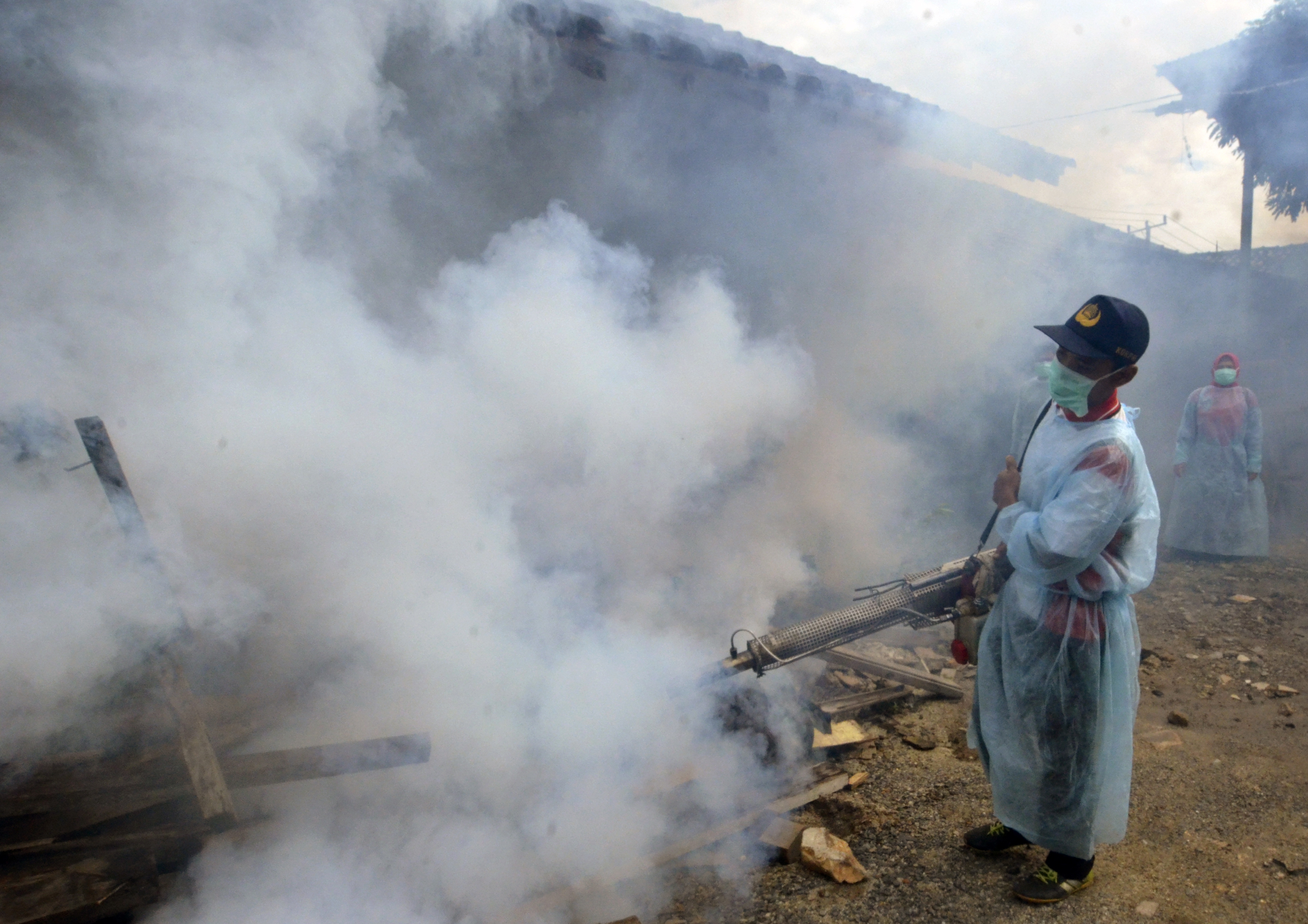 Petugas melakukan pengasapan (fogging) guna mencegah penyakit Demam Berdarah Dengue (DBD) di Bandar Lampung.