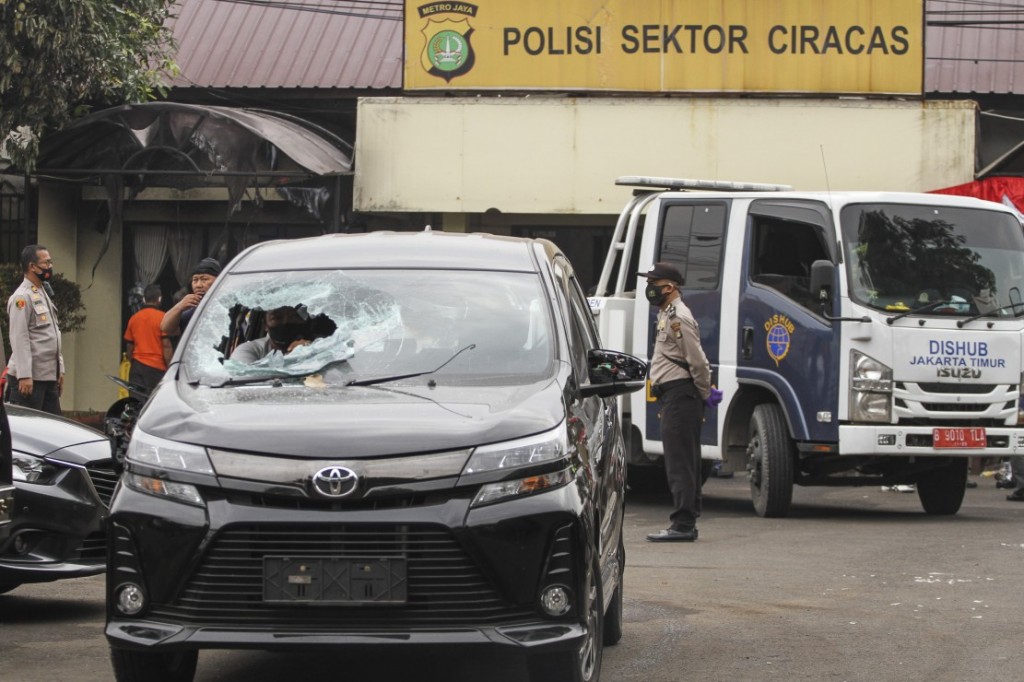 Kaca sebuah mobil pecah akibat penyerangan di Mapolsek Ciracas, Jakarta Timur. 