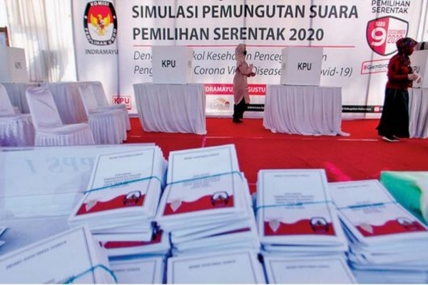 Ilustrasi -- Warga mengikuti pemungutan suara saat simulasi pemilihan serentak 2020 di Indramayu, Jawa Barat, Sabtu (29/8).