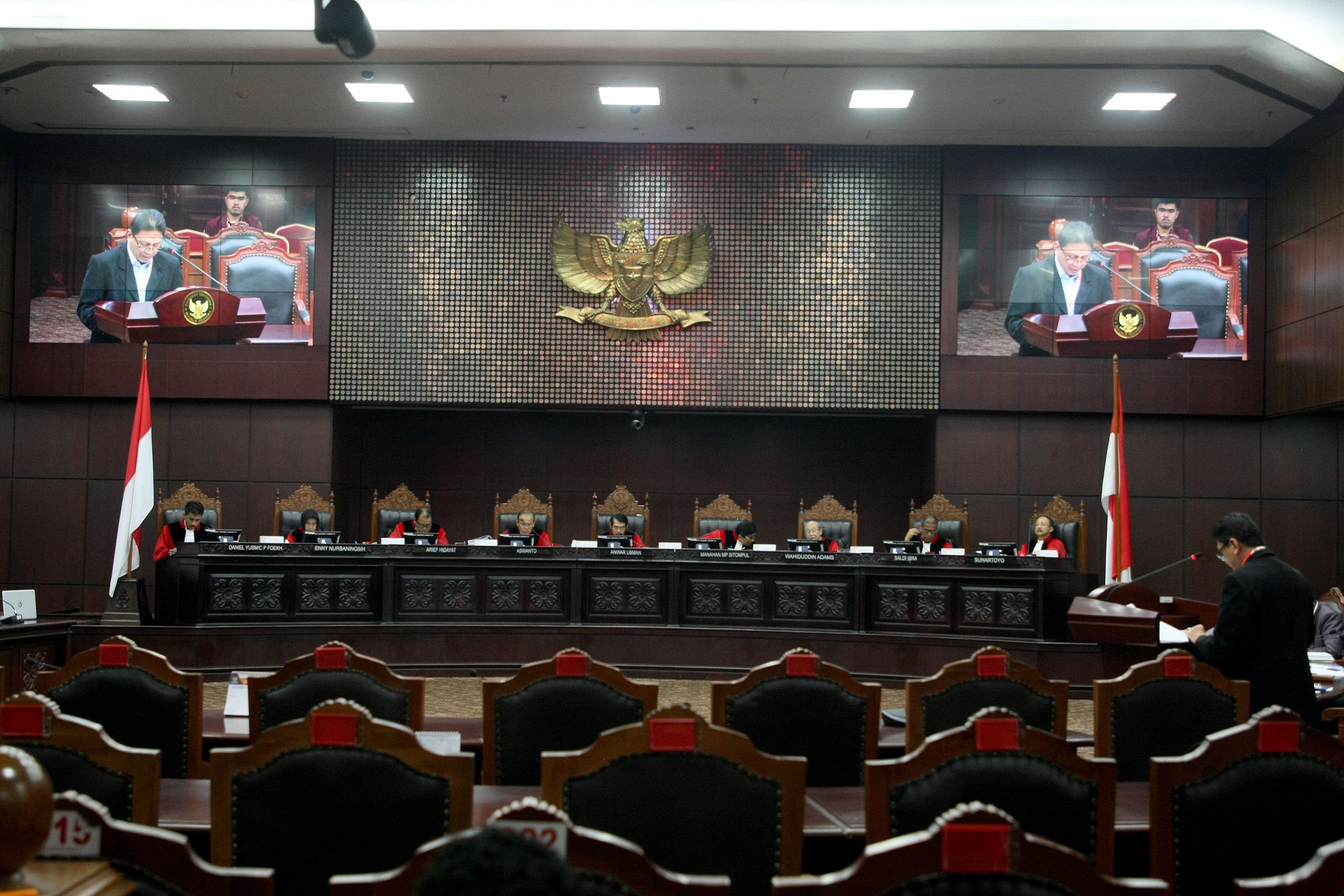 Sembilan hakim konstitusi mengikuti sidang.