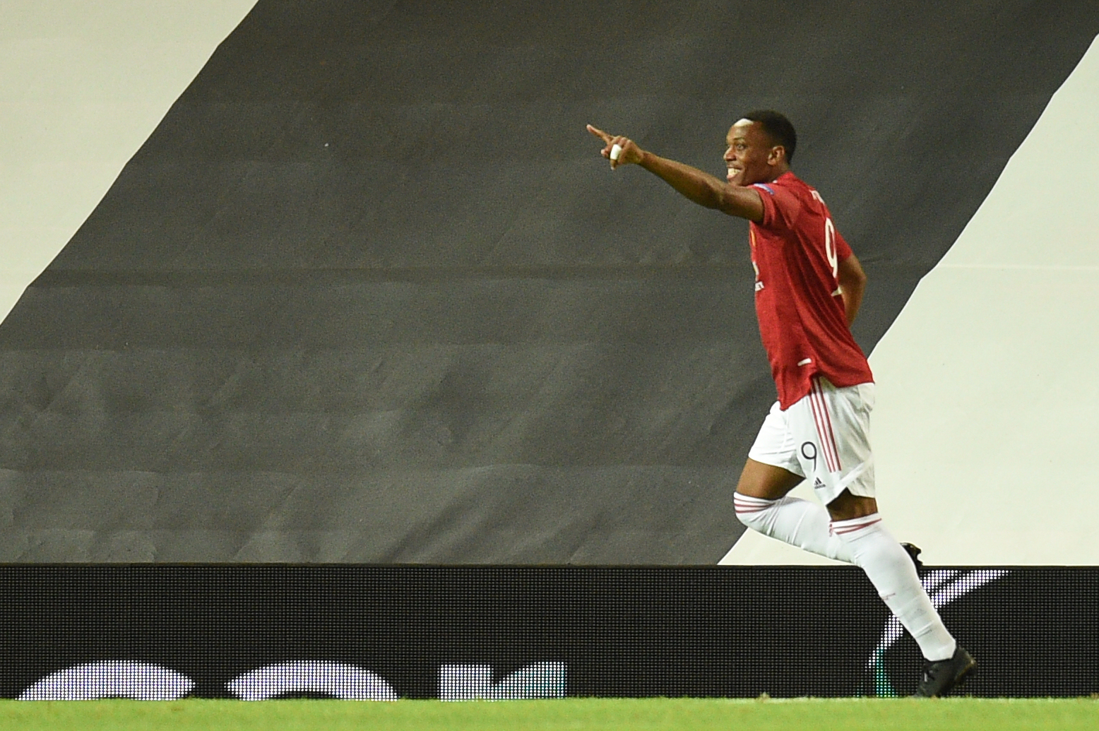 Pemain Manchester United, Anthony Martial mencetak satu gol saat timnya menang 2-1 atas LASK pada leg kedua Liga Europa, Kamis (6/8).