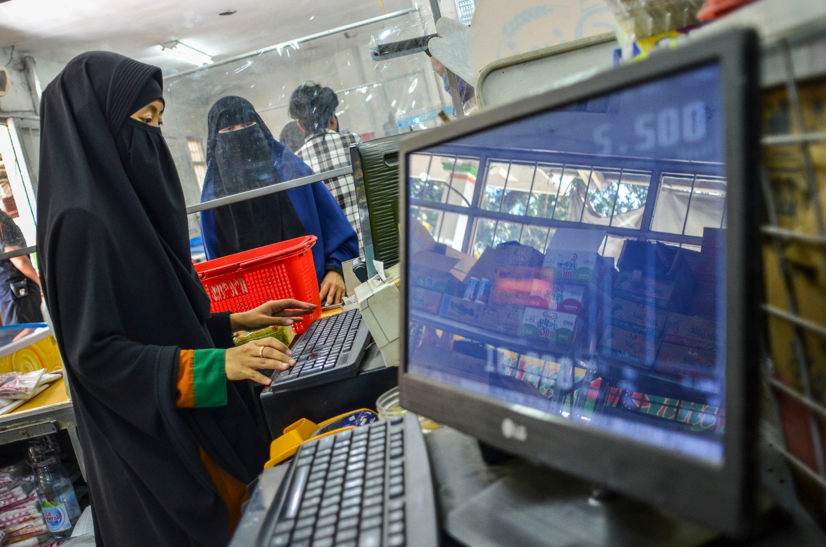 Pengunjung melakukan transaksi pembayaran di salah satu toko Qini Mart yang dikelola pondok pesantren Idrisiyyah di Tasikmalaya, Jabar. 