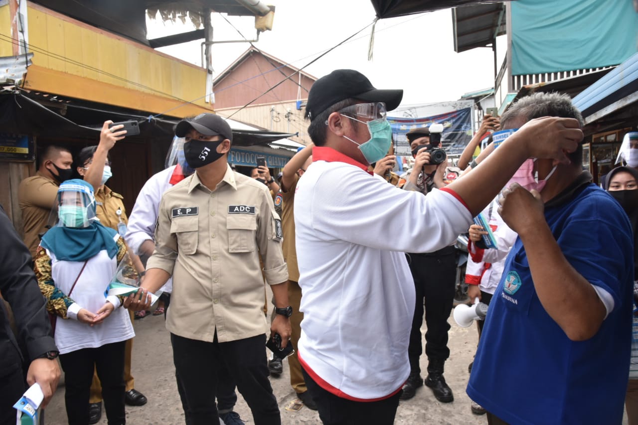 Kasus Positif Terus Bertambah,  Pemprov Sumsel Gencar Bagi APD