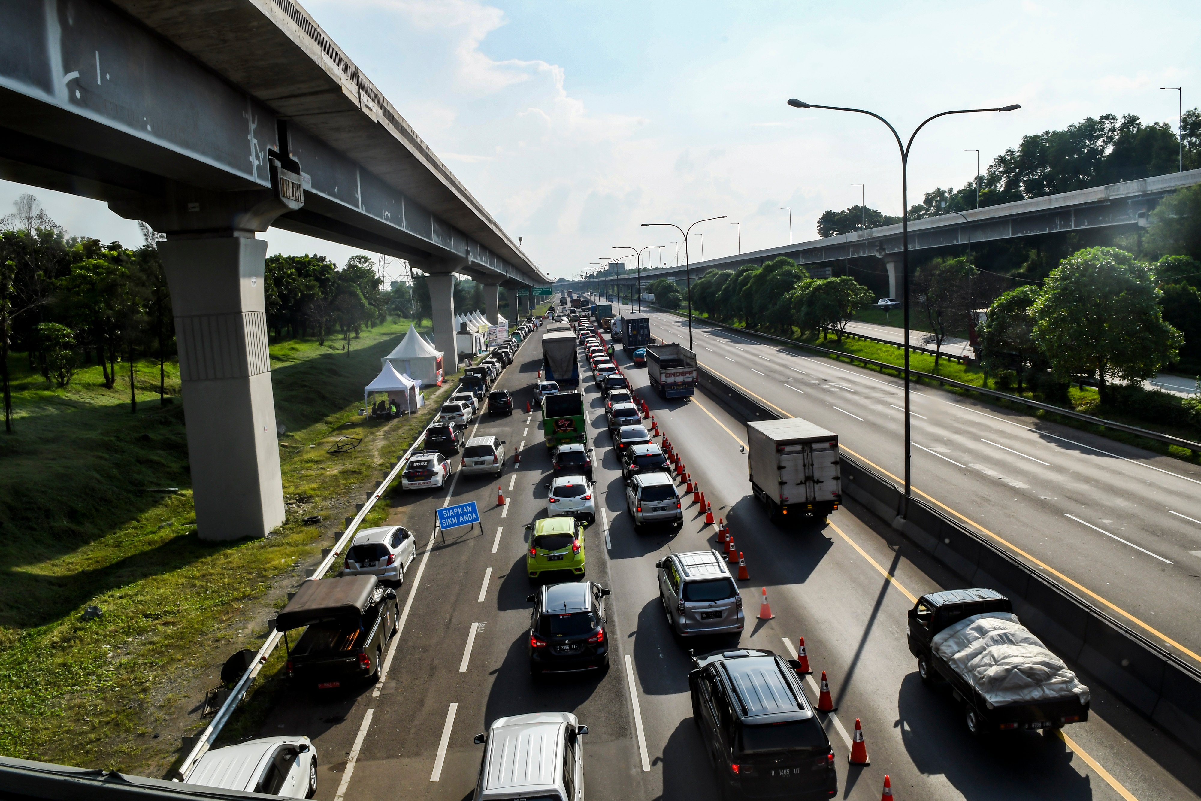 Ilustrasi--Suasana kemacetan saat memasuki area pemeriksaan kendaraan yang akan masuk ke wilayah DKI Jakarta di KM 47 Tol Cikampek.