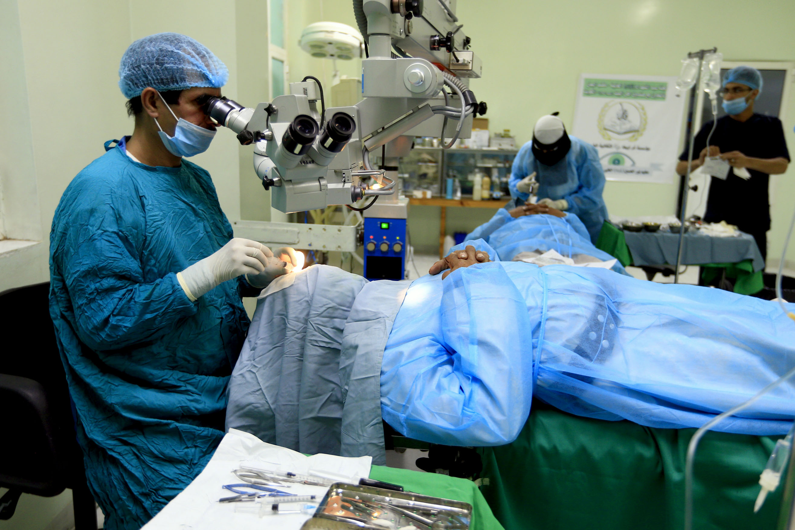 Ilustrasi operasi mata yang dilakukan di sebuah rumah sakit.    