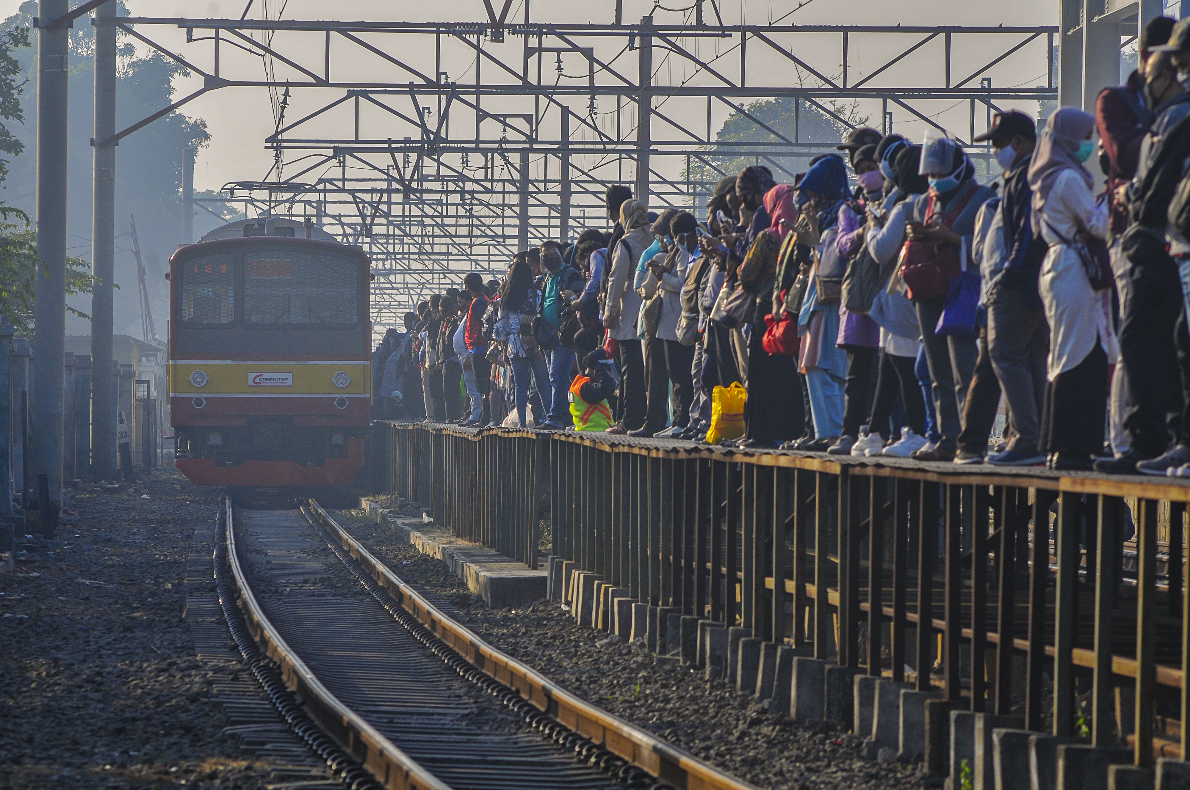 Sejumlah calon penumpang menunggu kedatangan Kereta Rel Listrik (KRL) di Stasiun Tambun, Kabupaten Bekasi, Jawa Barat, Senin (27/7)