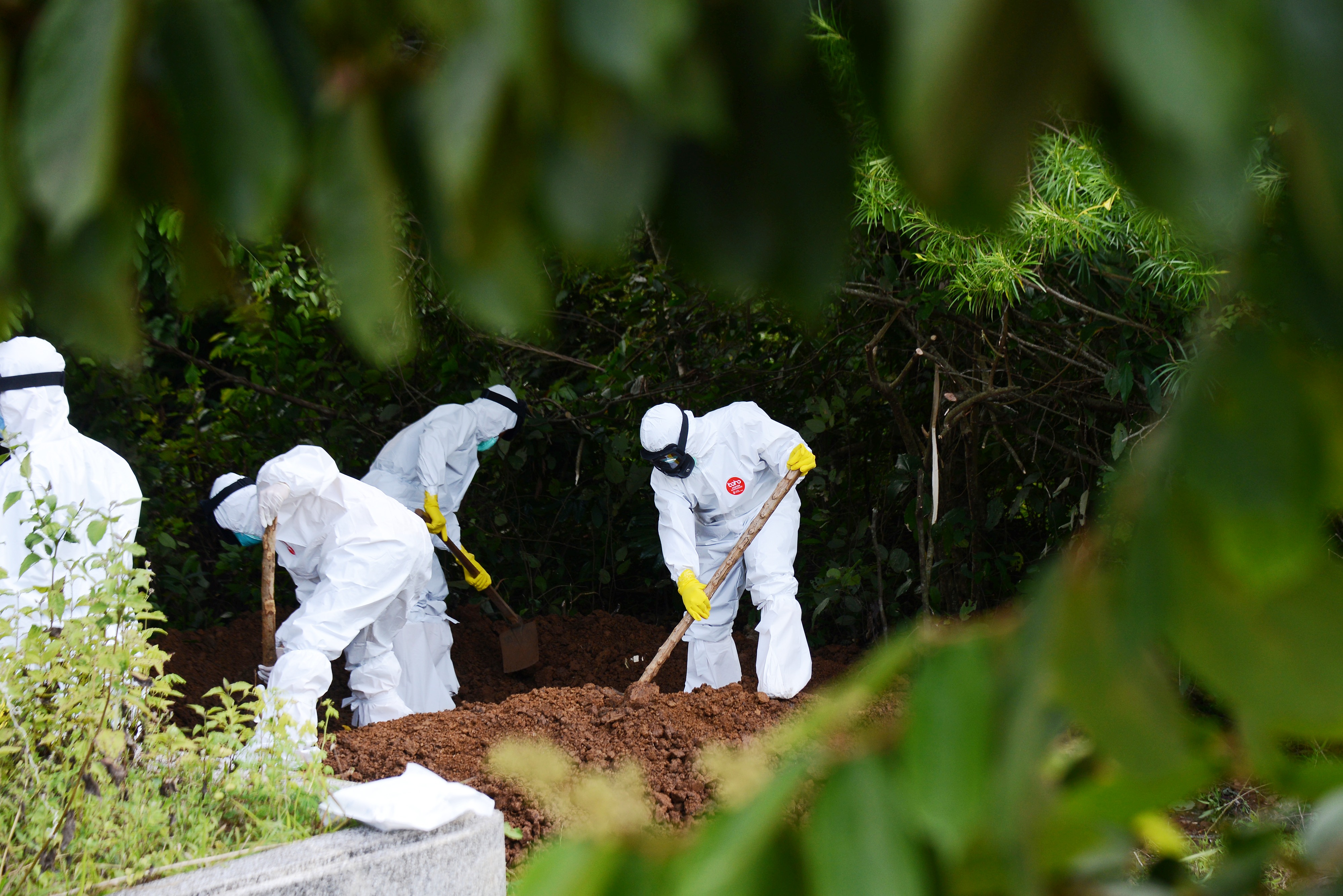 Anggaran penangangan Covid-19 juga digunakan untuk insentif petugas pemakaman.