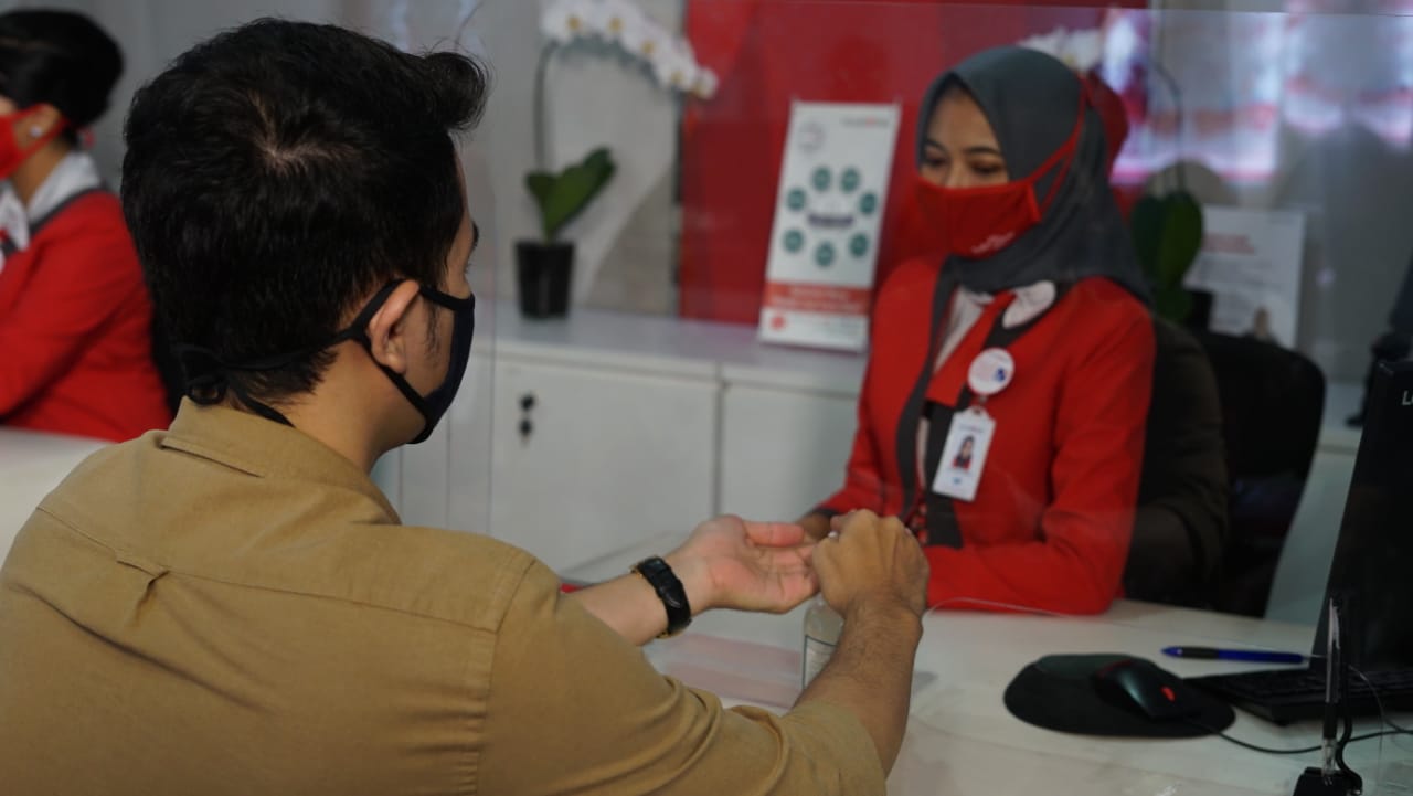 Petugas melayani nasabah Bank DKI.