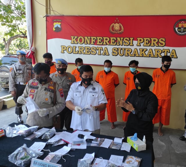  Kasatnarkoba Polresta Surakarta Kompol Joko Satriyo mewakili Kapolresta Kombes Pol Ade Safri Simanjuntak  di Mako I Manahan, 26/8/2020.