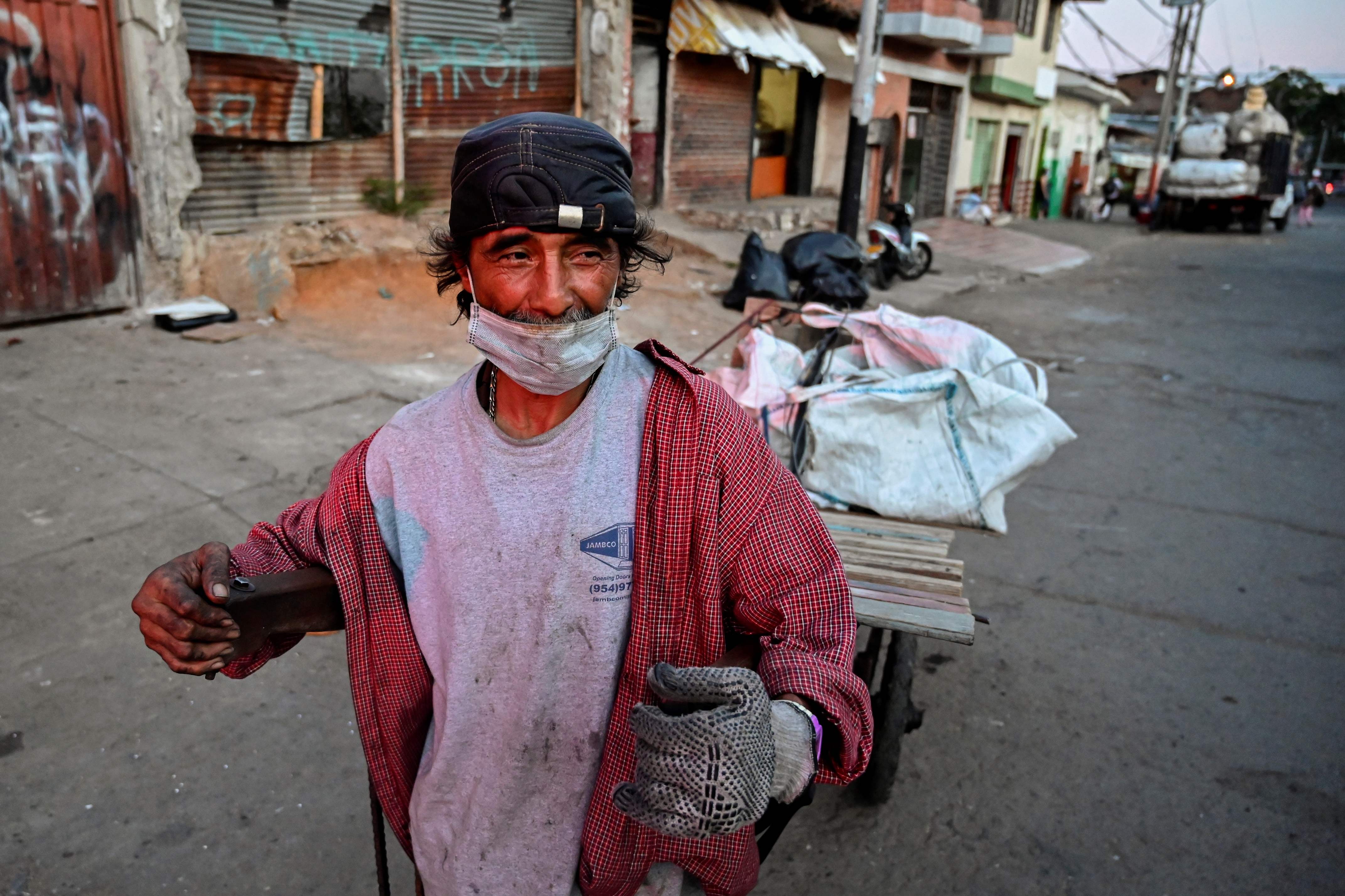 Seorang tuna wisma mengenakan masker di Cali, Kolombia.