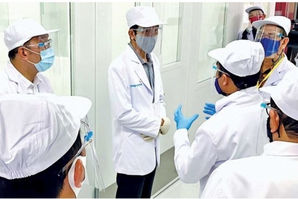 Presiden Joko Widodo (tengah) meninjau fasilitas produksi covid-19 di kantor Bio Farma, Bandung, Jawa Barat, kemarin.