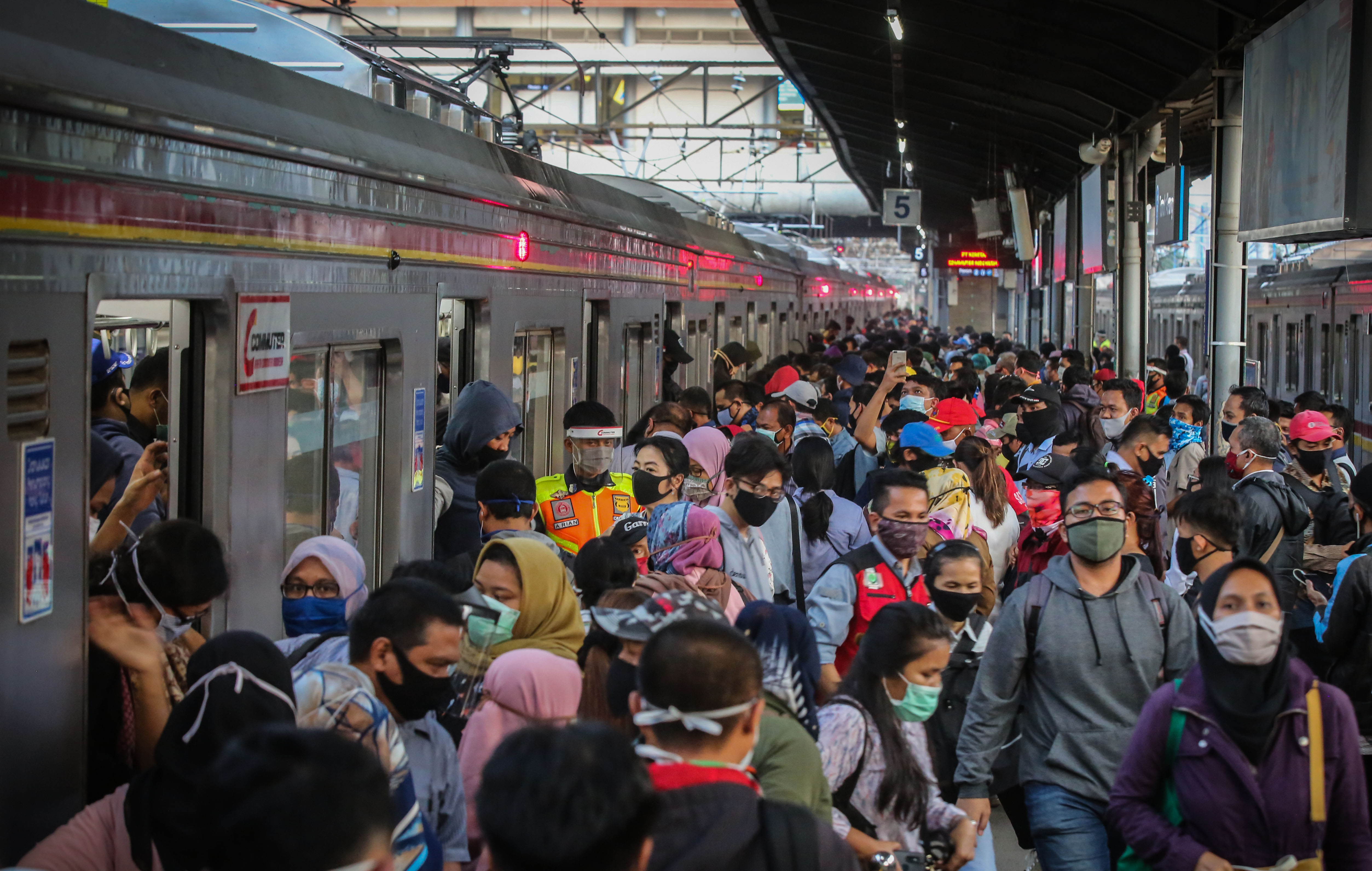 Penumpag kereta rel listrik KRL commuter line saat masa PSBB transisi