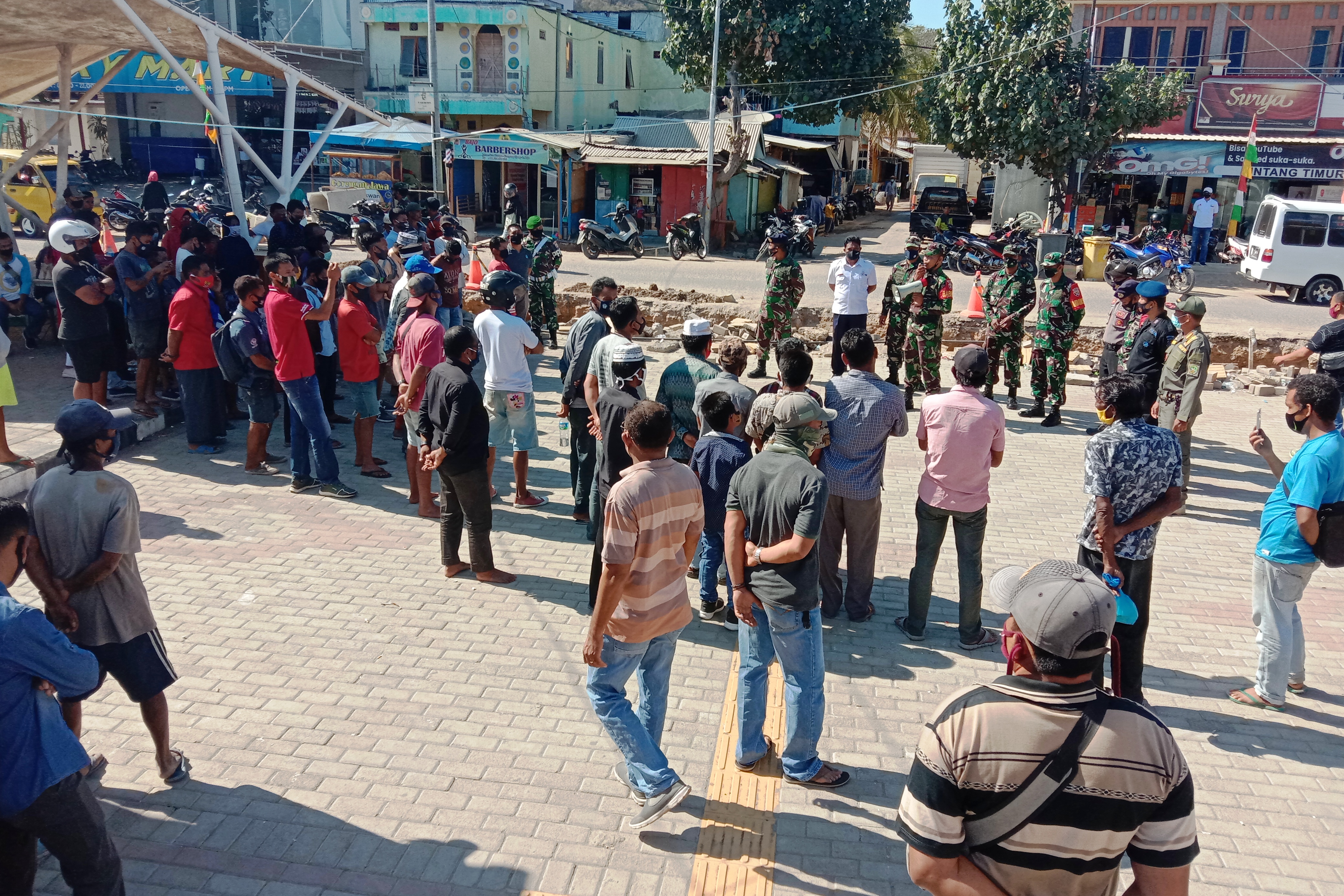 TNI AD koramil 02 kodim 1612 Manggarai Labuanbajo Manggarai barat menertibkan warga dan mewajibkan masyarakat mengunakan masker