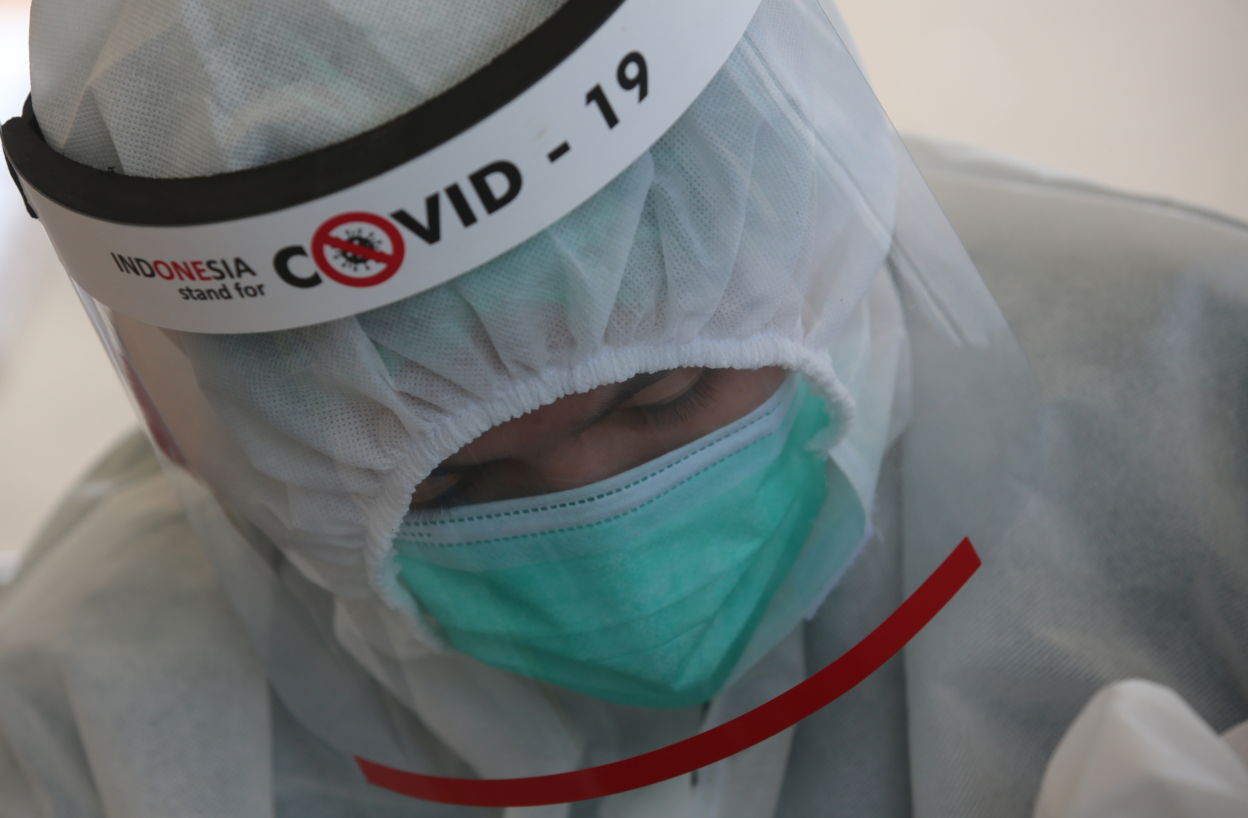 Petugas medis sedang melakukan swab test.