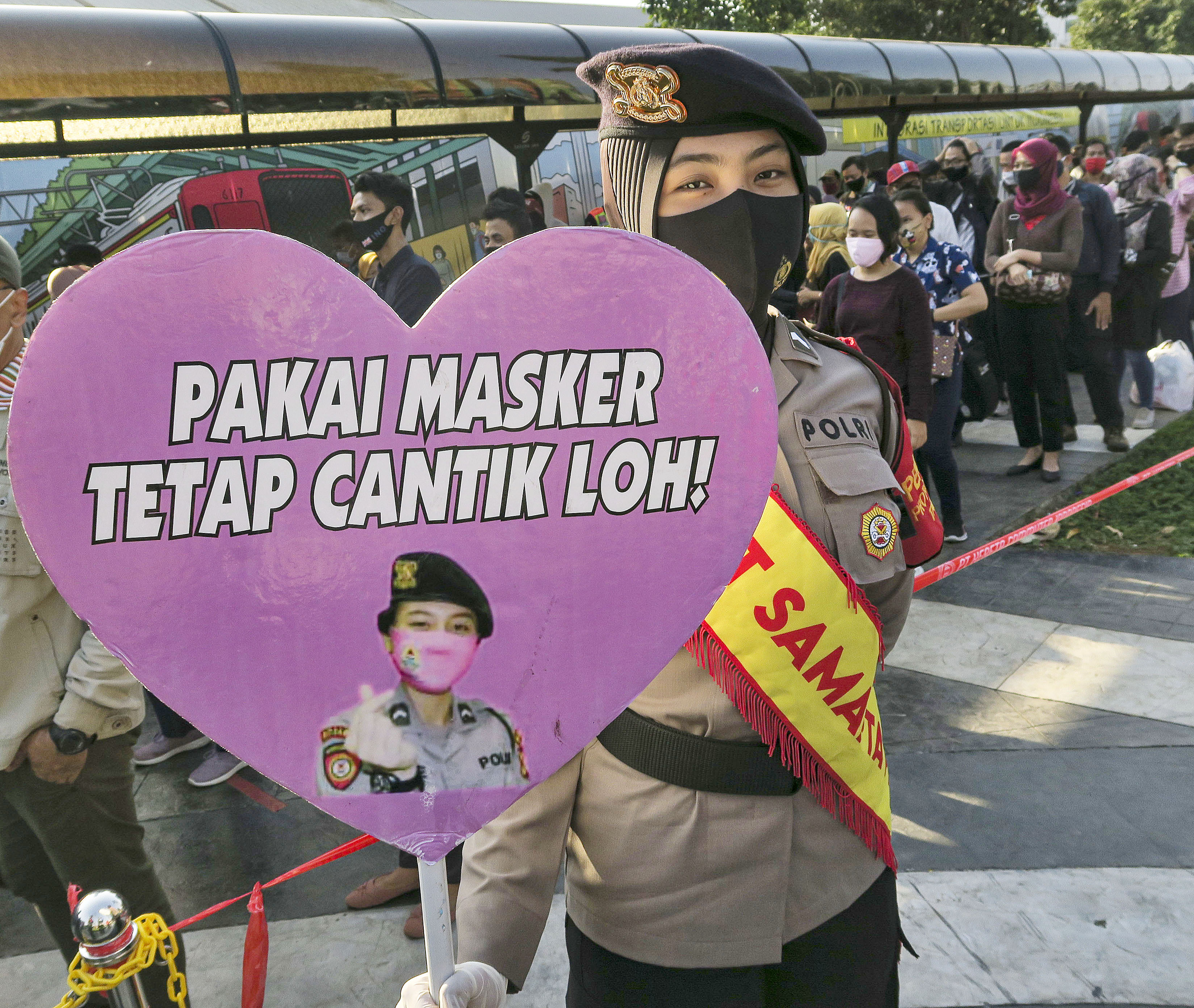 Petugas kepolisian melakukan sosialisasi terkait covid-19 di Stasiun Tanah Abang, Jakarta.