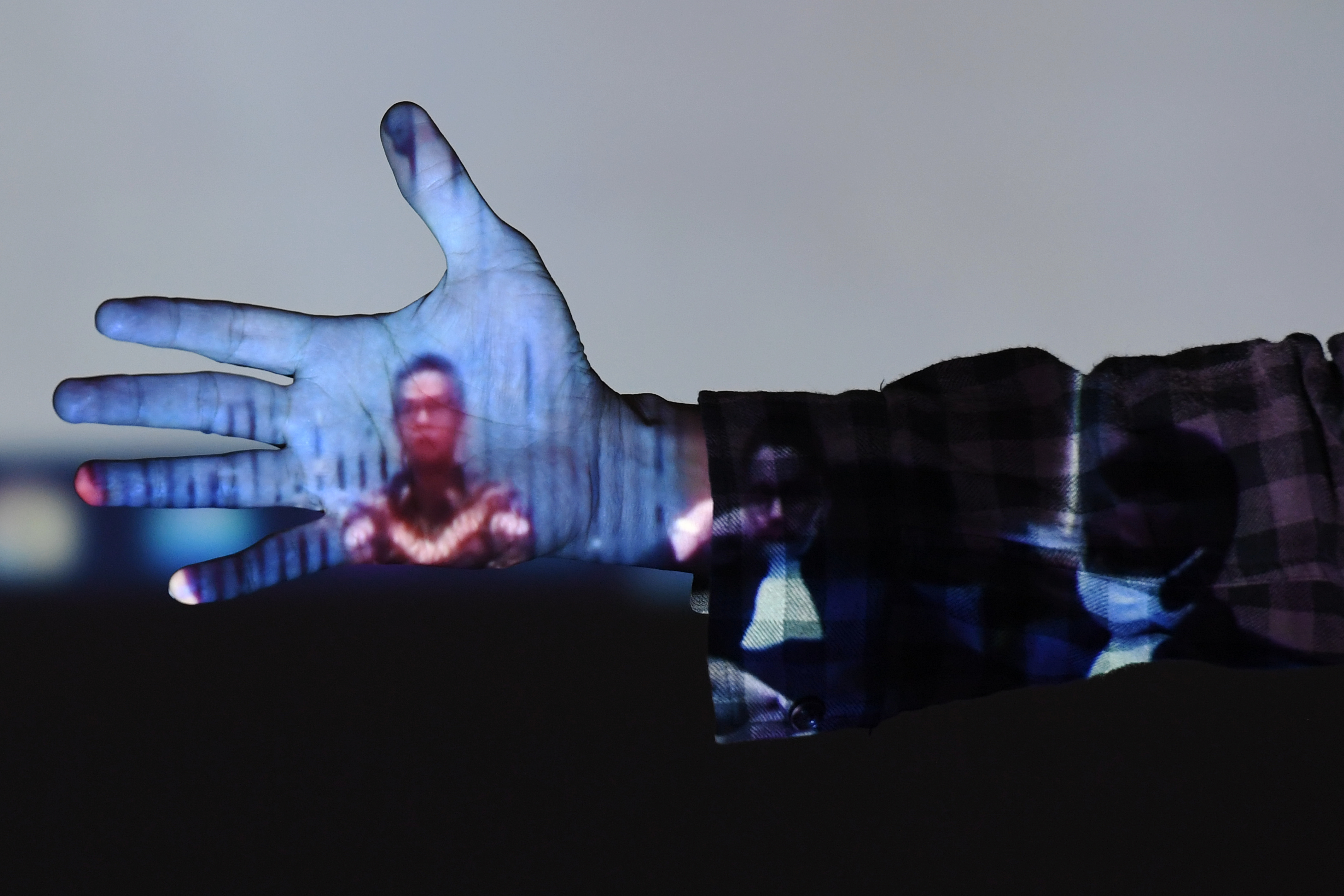  Proyektor memancarkan gambar sidang tuntutan terhadap terdakwa eks Komisioner KPU Wahyu Setiawan yang digelar secara virtual, Senin (8/3).