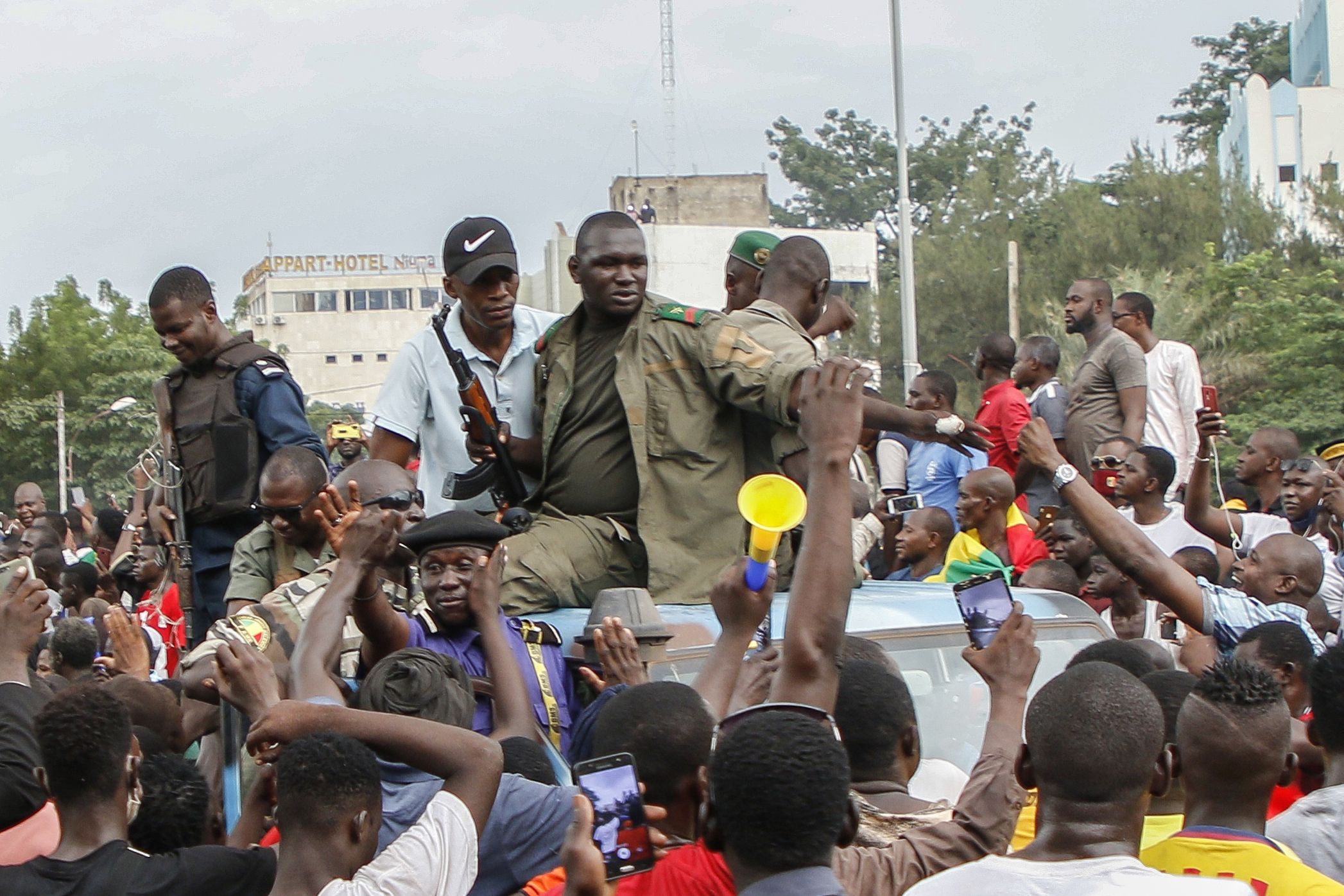 Personel militer menemui para demonstran di Bamako, Mali usai menangkap Presiden Ibrahim Boubacar Keita dan Perdana Menteri Boubou Cisse.