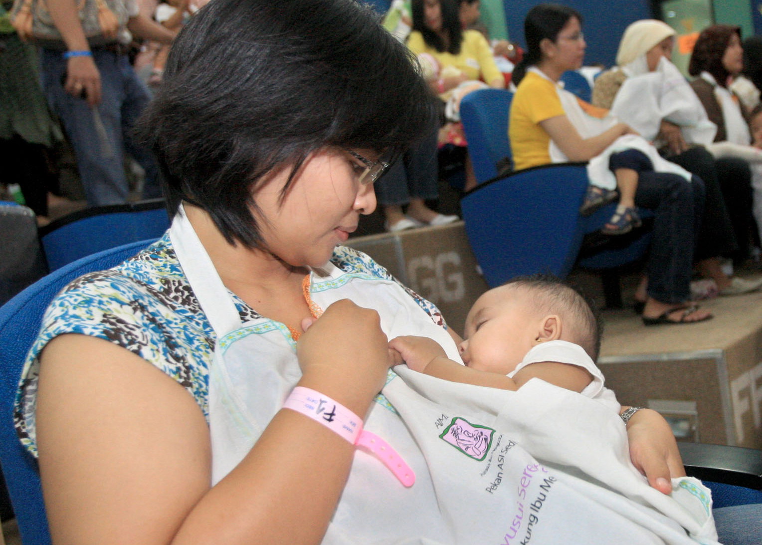 Ratusan ibu menyusui bayinya saat acara Menyusui Serentak Ibu Indonesia, di Jakarta.