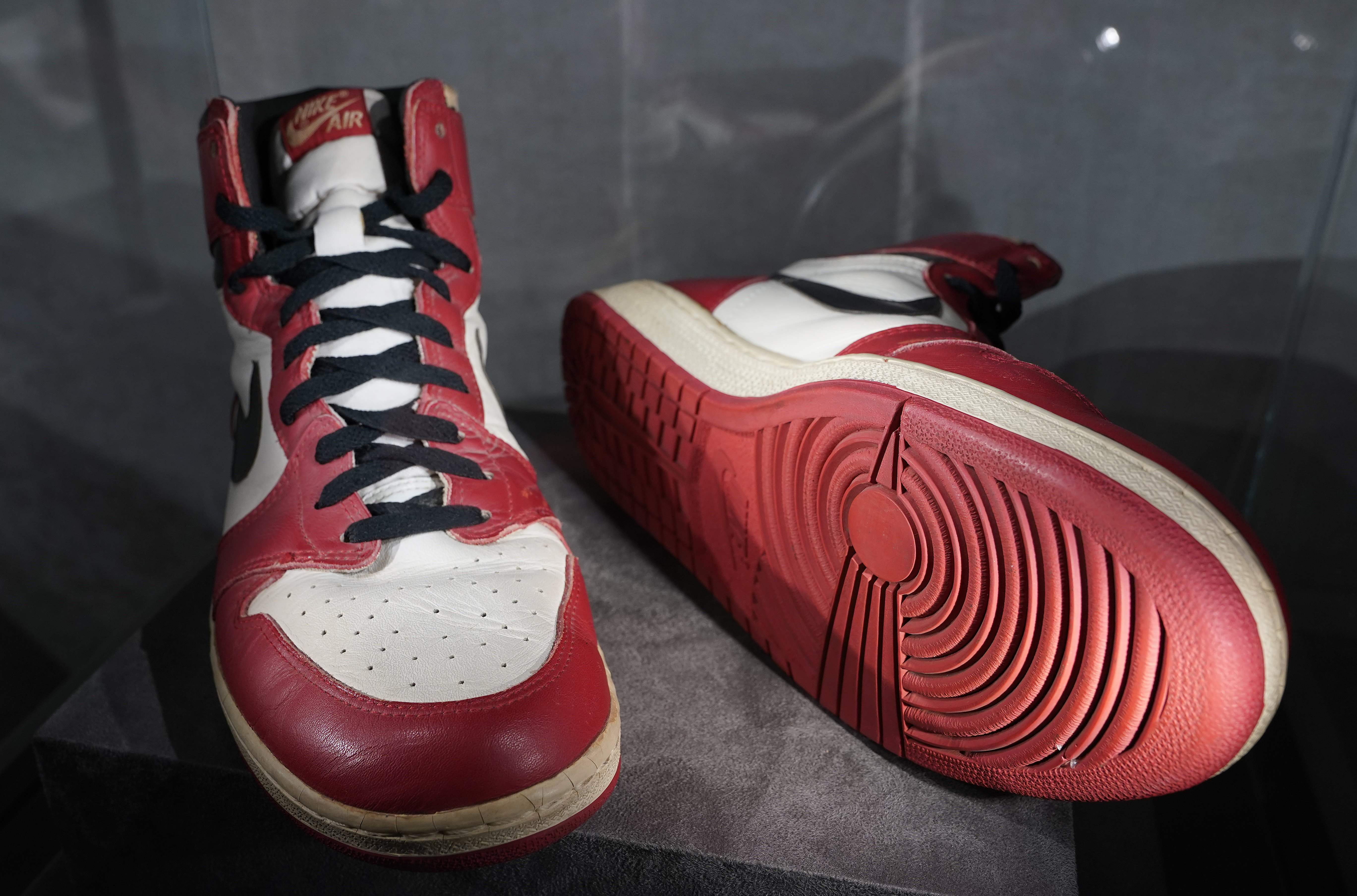 Sepatu Nike Iar Jordan 1 High Milik Michael Jordan dipajang di balai lelang Christie