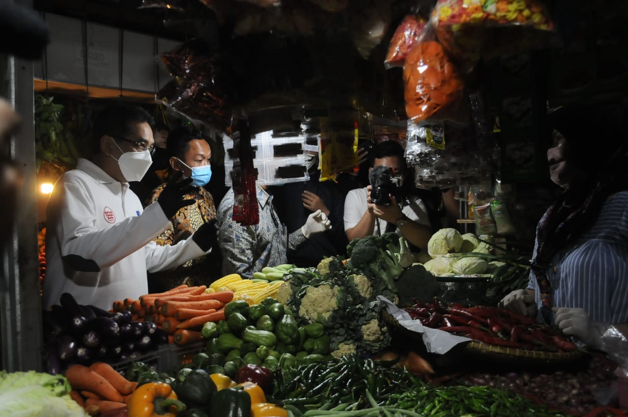 Mendag Agus Suparmanto berbincang dengan pedagang saat meninjau aktivitas di Pasar Atas Baru Kota Cimahi