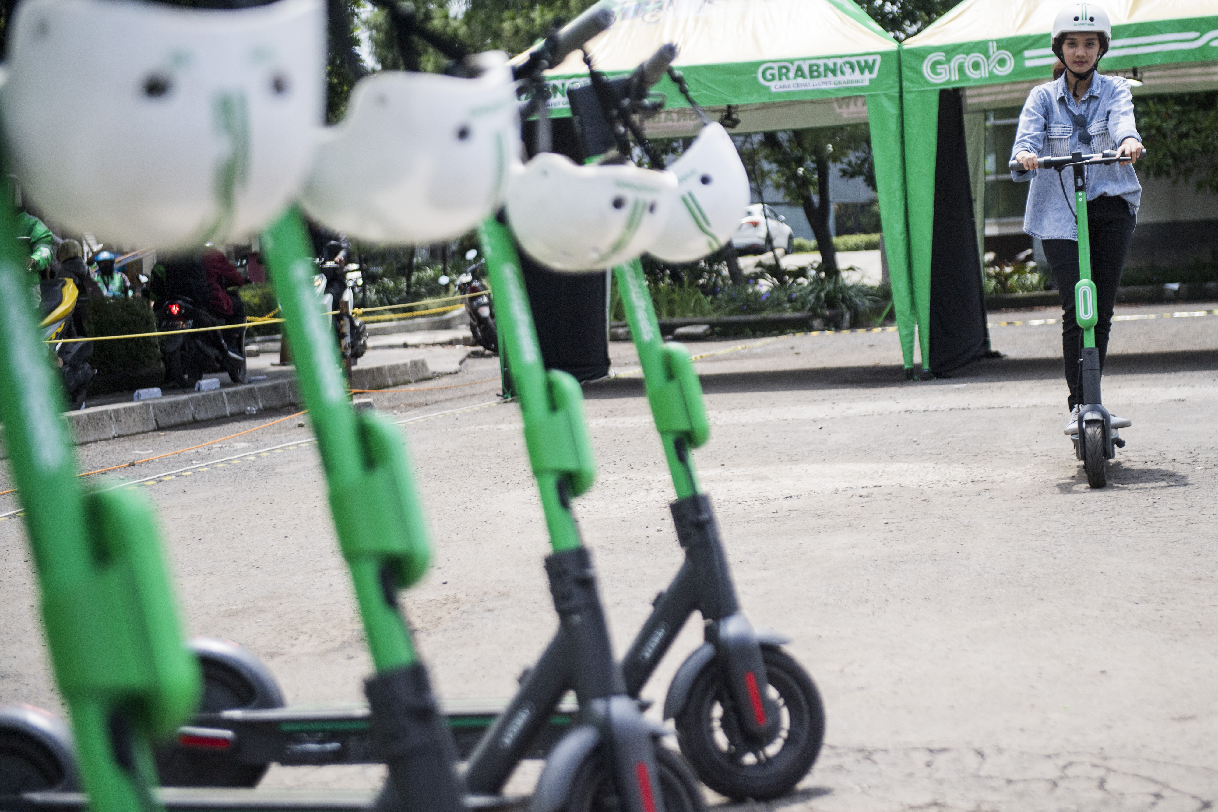 Warga menggunakan alat mobilitas pribadi (Grabwheels)