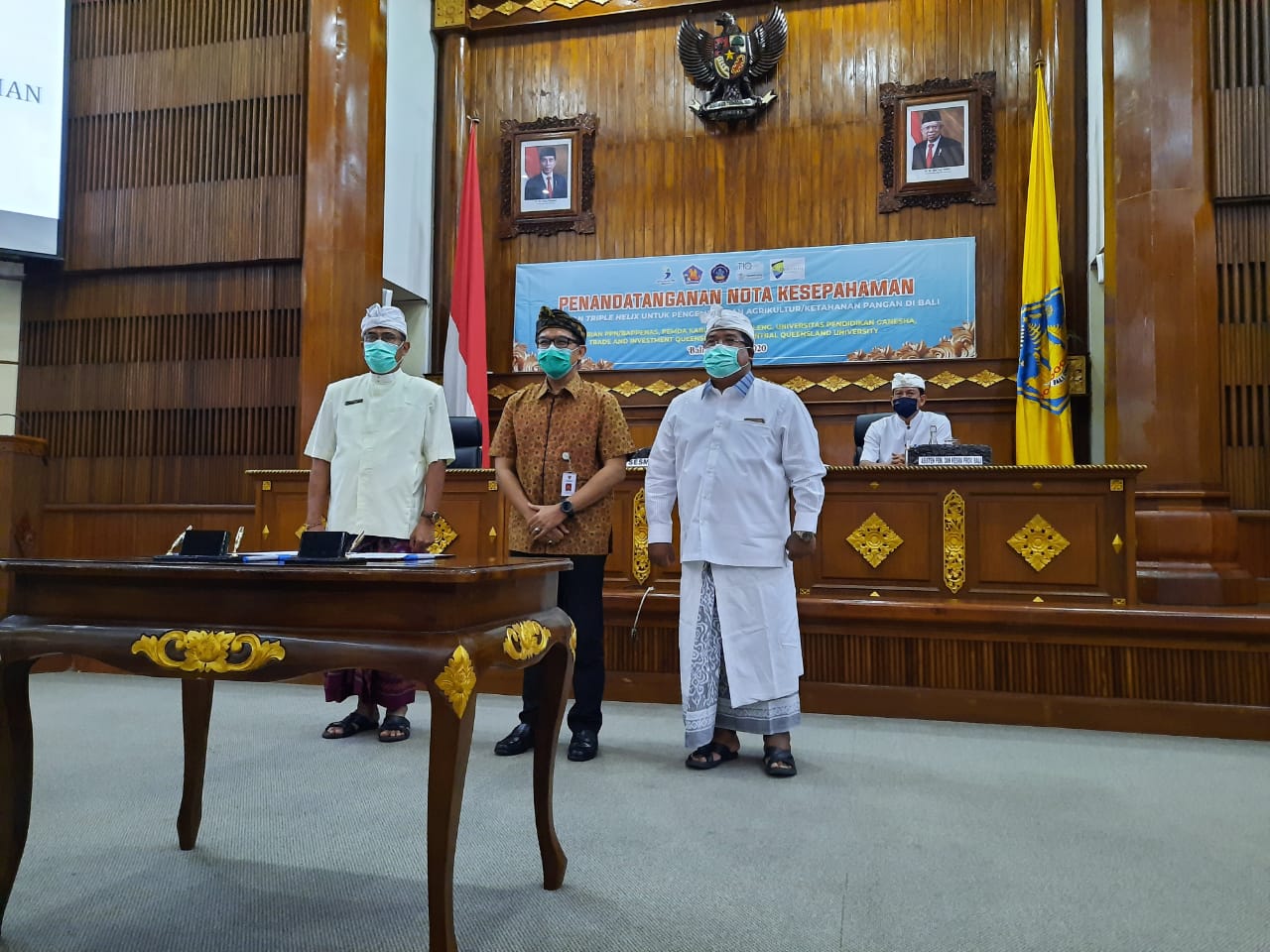 Dirjen PKH Kementan I Ketut Diarmita melakukan penandatanganan MoU kemitraan triple helix di Kantor Gubernur Bali, Senin (3/8). 