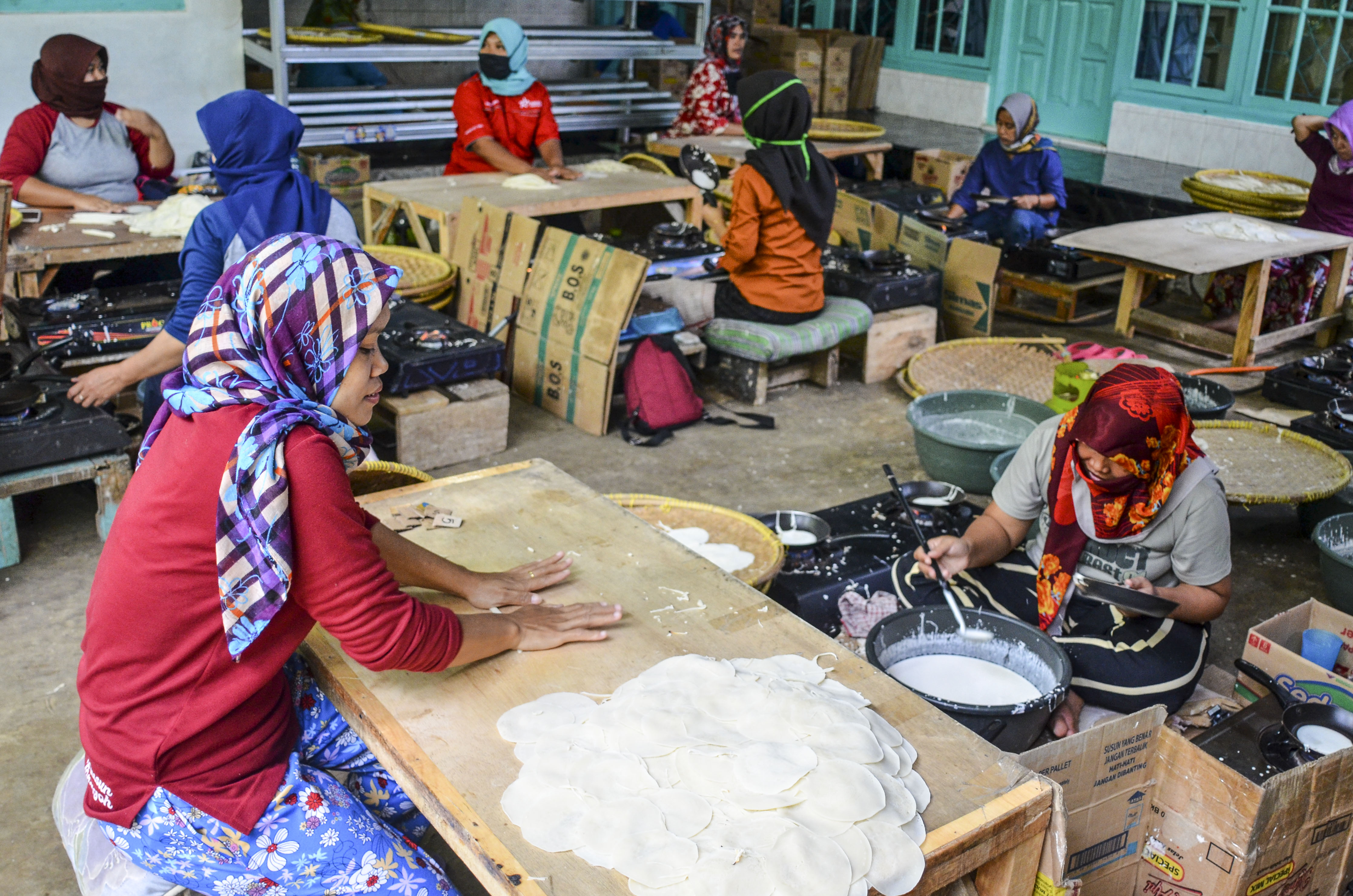 Sejumlah pekerja membuat makanan sotong khas ciamis di rumah produksi Kaisha, Ciamis, Jawa Barat, Rabu (29/7).