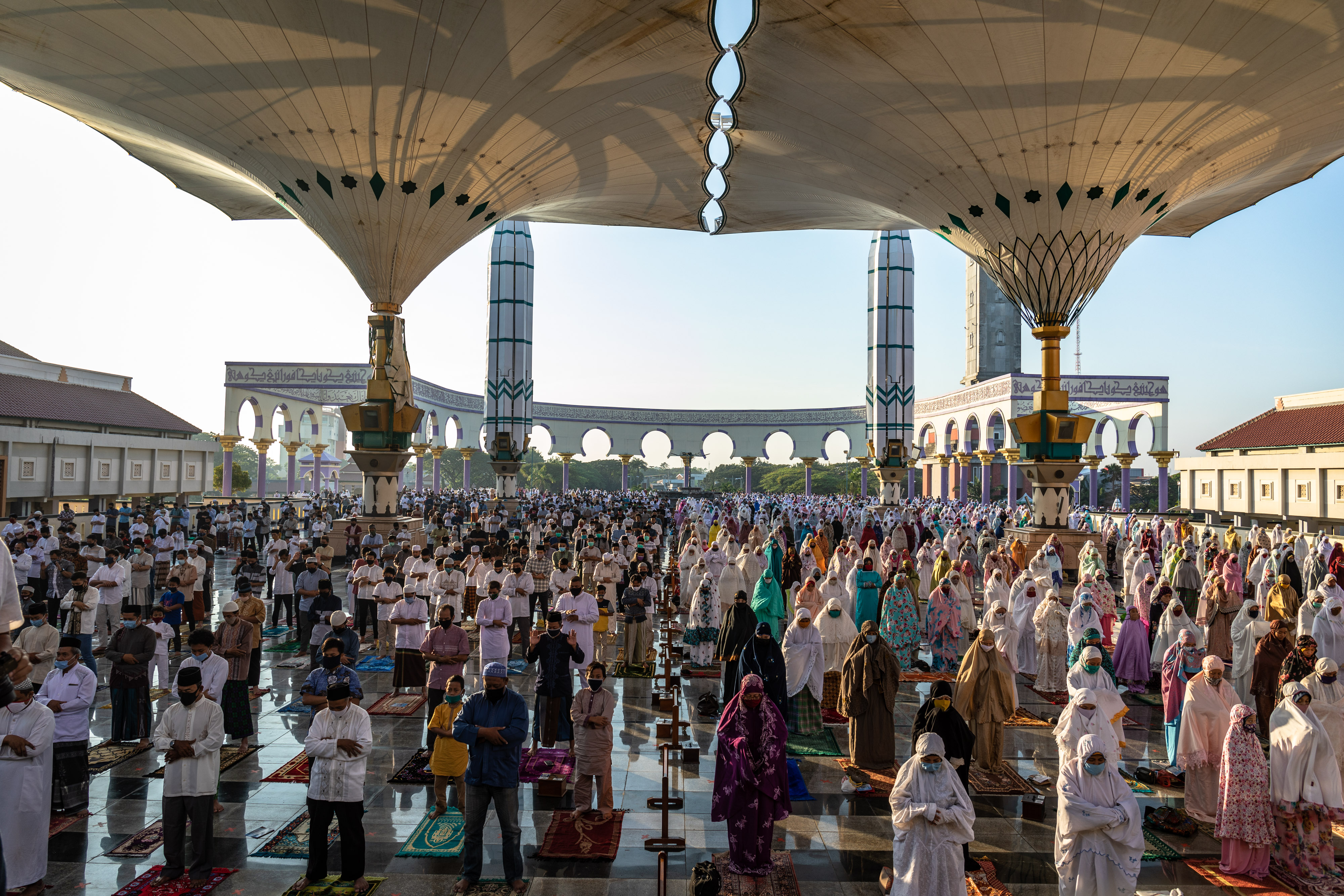 Umat muslim menunaikan shalat Idul Adha di Masjid Agung Jawa Tengah (MAJT), Semarang, Jawa Tengah, Jumat (31/7).
