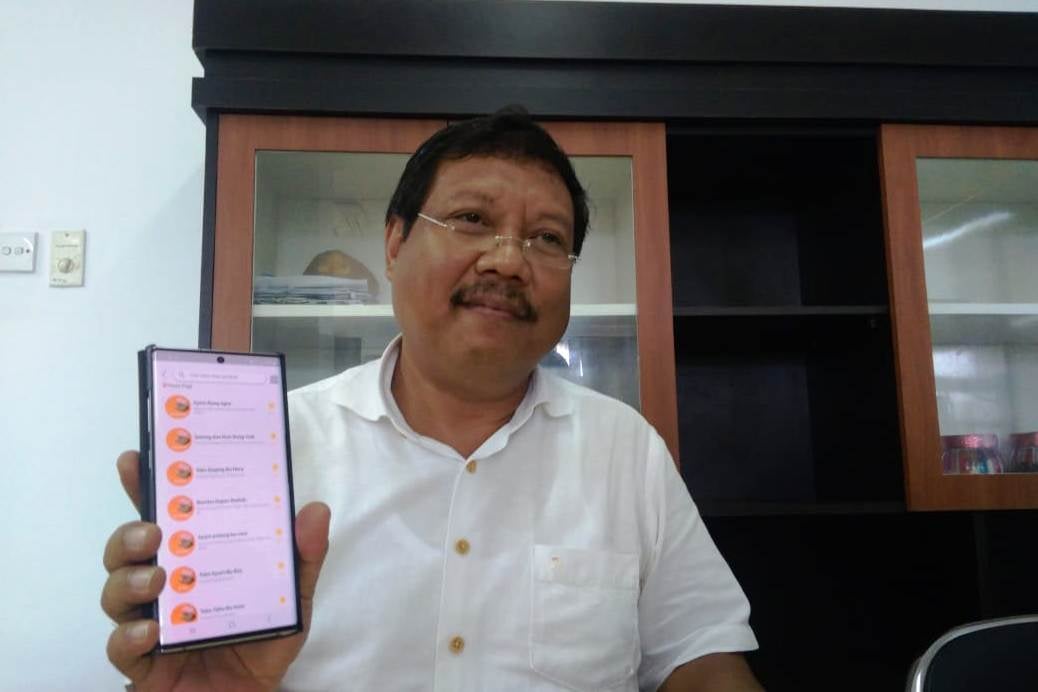 Seorang petugas memperlihatkan aplikasi pencegahan korona di Babel.