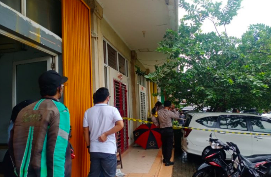 Nampak garis polisi di lokasi penembakan Ruko Royal Gading Square, Pegangsaan Dua, Kelapa Gading, Jakarta Utara, Kamis (13/8/2020).